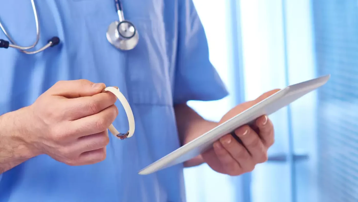 Νοσοκομεία: Τι είναι το έξυπνο «ηλεκτρονικό βραχιολάκι» στα Επείγοντα