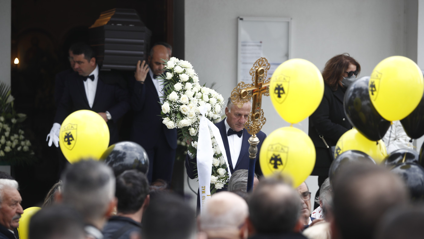 Συγκίνηση στο τελευταίο αντίο στον Κώστα Τέο