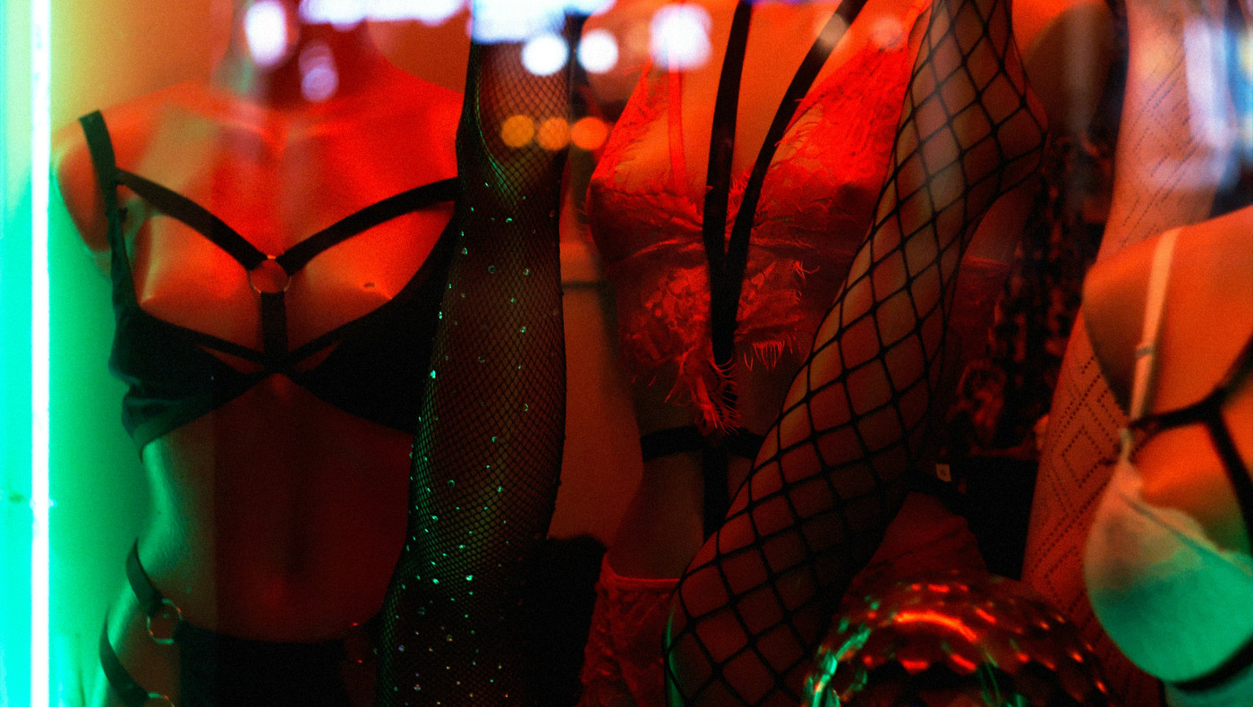 «Διπλά» λουκέτα και συλλήψεις σε οίκους ανοχής που λειτουργούσαν με βιτρίνα «μασάζ»