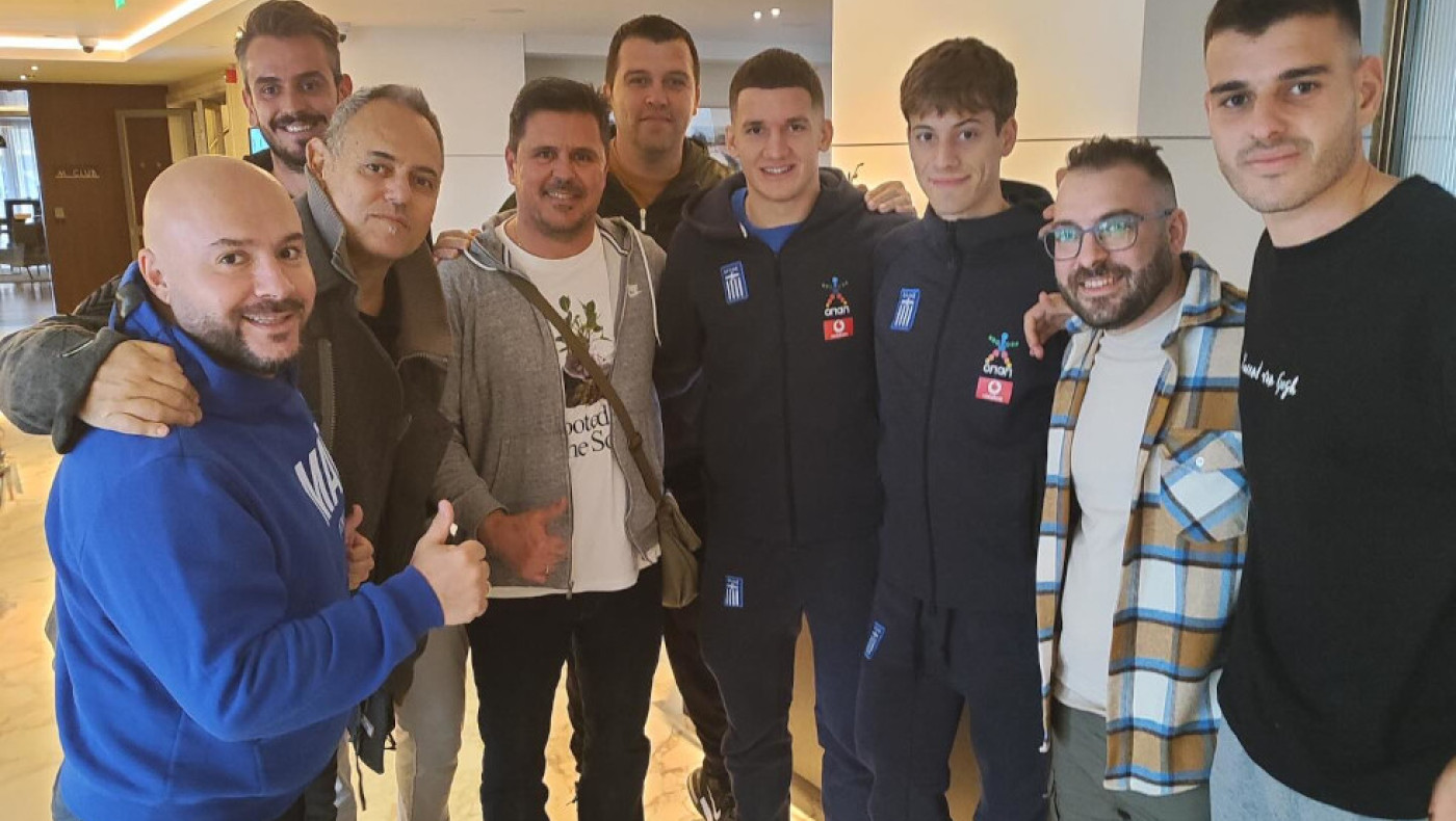 Το team του Van Road Trip Experience 4 με τους παίκτες της Εθνικής Ελλάδος