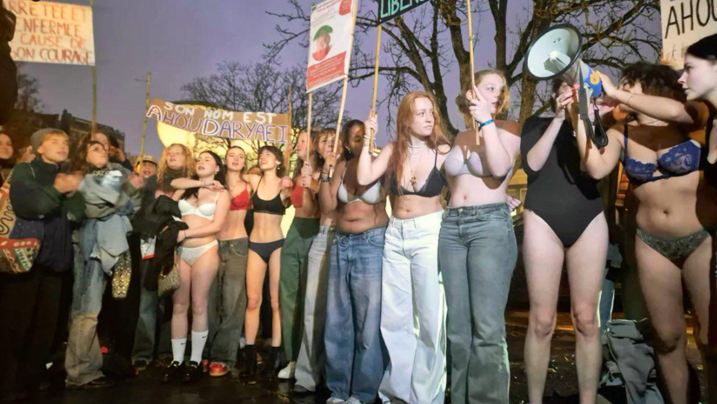 Γυναίκες με εσώρουχα διαδήλωσαν μπροστά στην πρεσβεία του Ιράν στις Βρυξέλλες