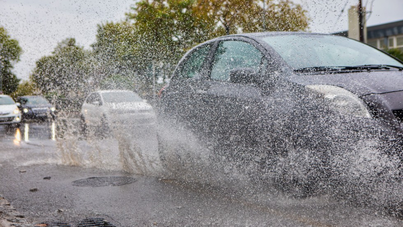 Ο καιρός της Τρίτης (10/2): Βροχές, καταιγίδες και χιόνια στα βόρεια