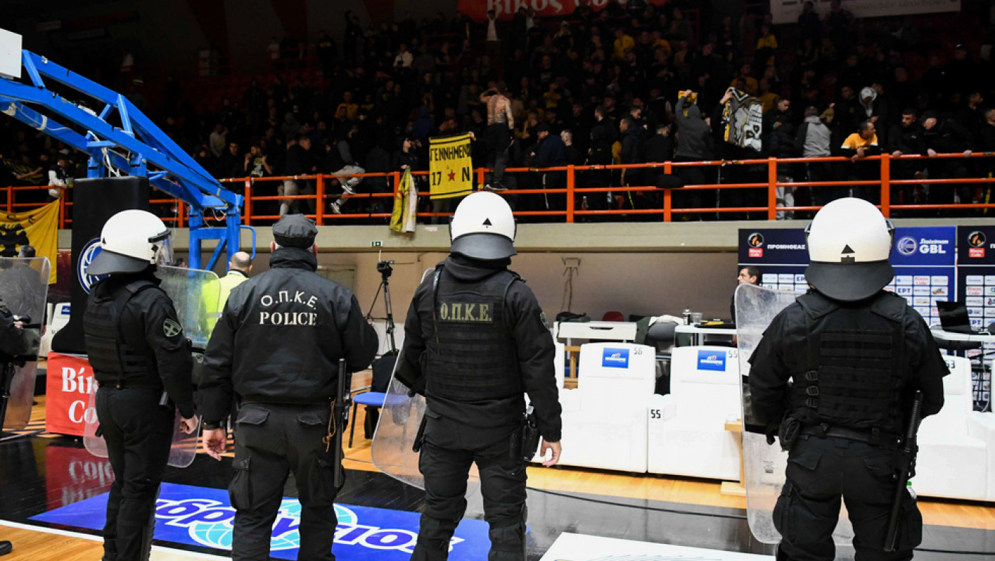 Ένταση στο Προμηθέας-ΑΕΚ: Νέα διακοπή, επεισόδια και βίαιη εκκένωση από την Αστυνομία