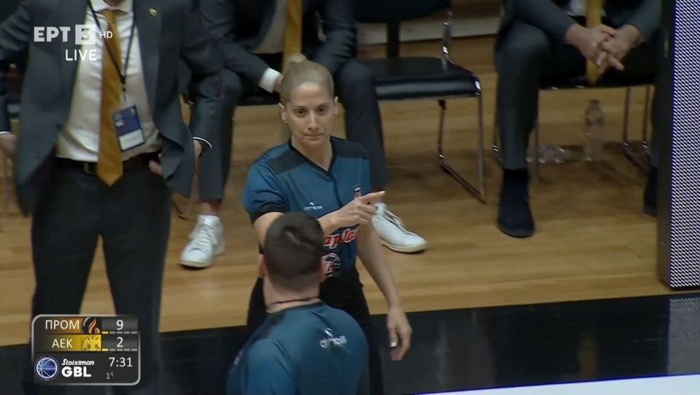 Προμηθέας - ΑΕΚ: Προσωρινή διακοπή λόγω υβριστικών συνθημάτων κατά της Τσαρούχα