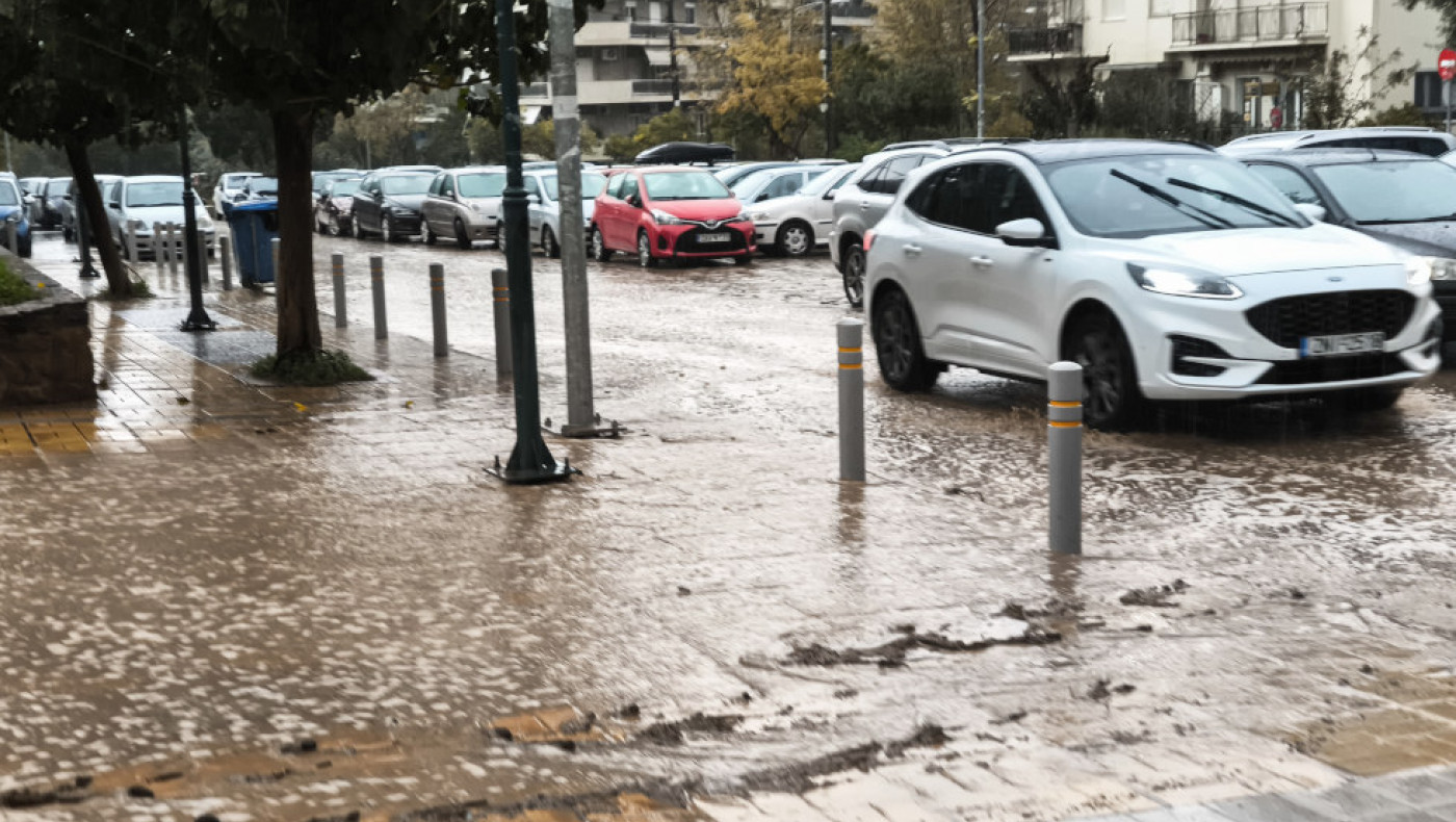 Ανησυχία στον Πειραιά: «Πνίγηκε» το μικρολίμανο με 15 λεπτά βροχής