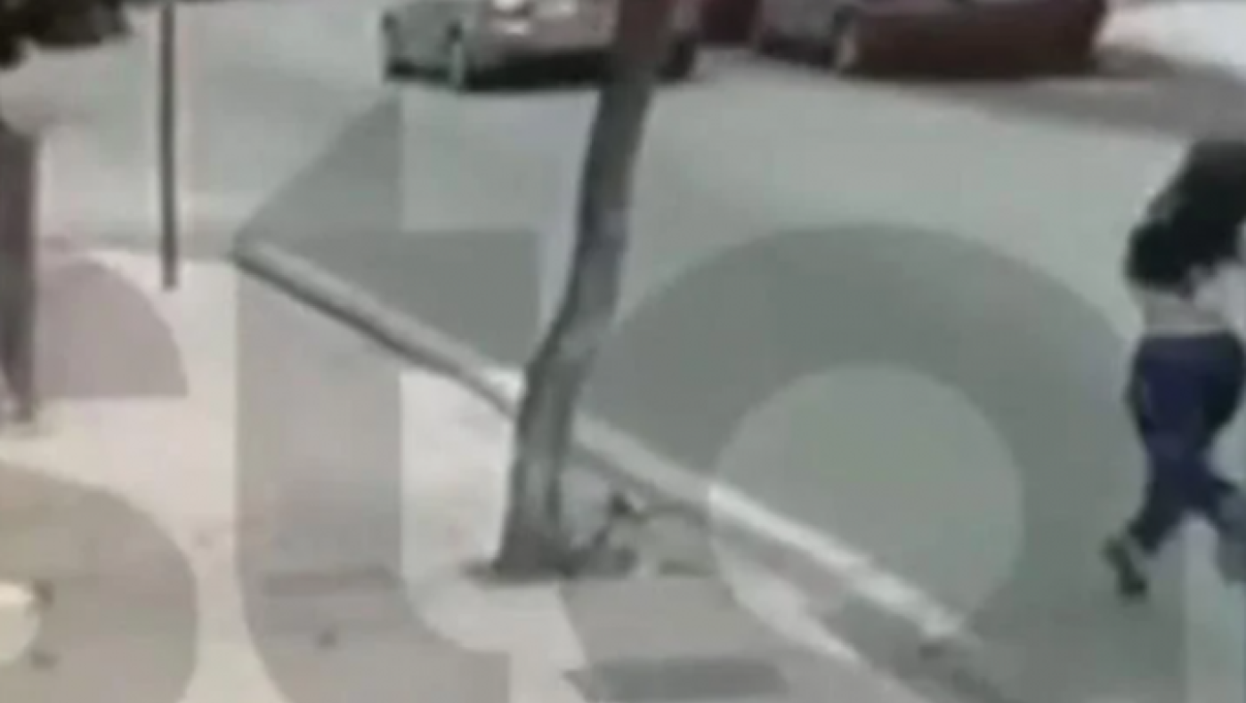 Λάρισα: Η στιγμή που 44χρονος σέρνει με το αυτοκίνητο τη σύντροφό του