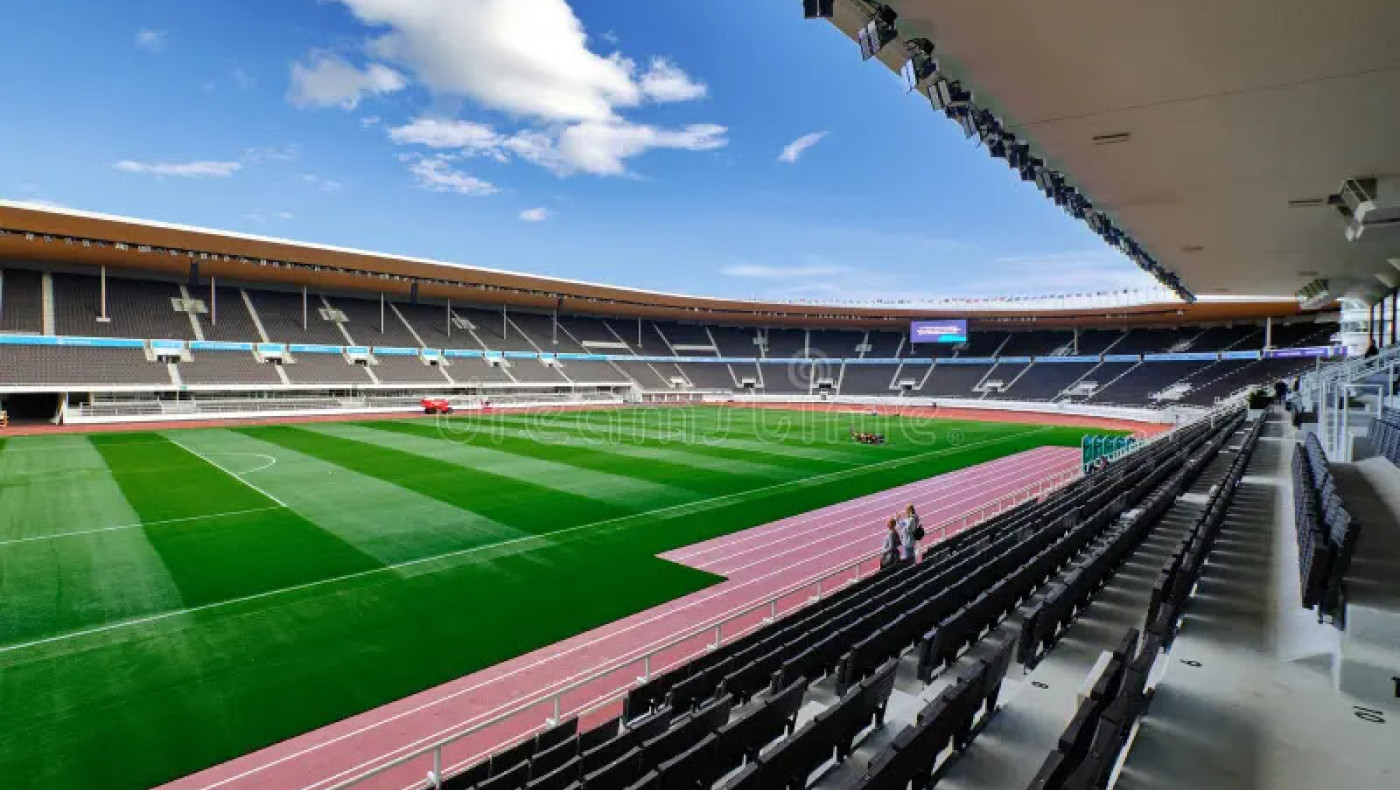 Ο πρωθυπουργός στις ίδιες θέσεις με τους απλούς φιλάθλους!