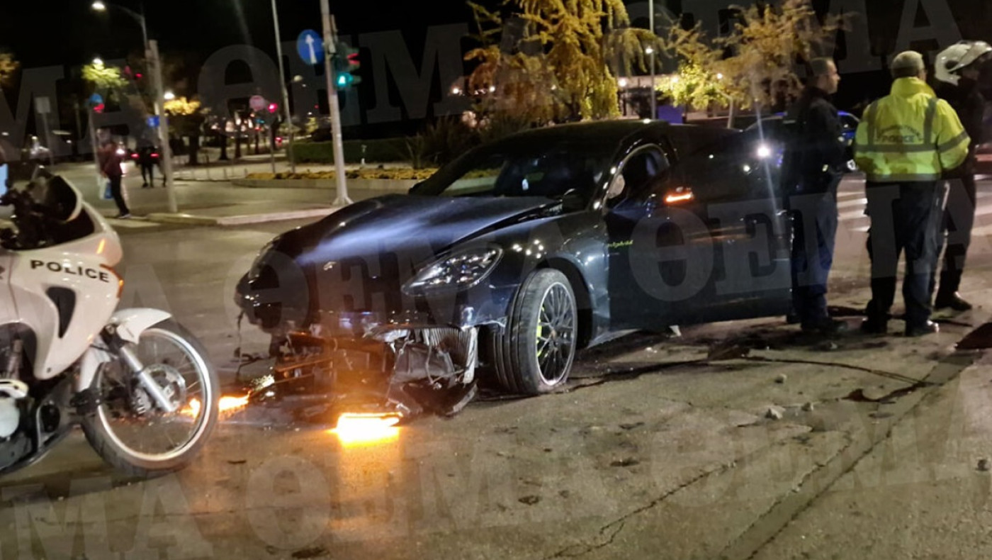 Θεσσαλονίκη: Porsche «καρφώθηκε» σε κολονάκια μετά από τρελή πορεία