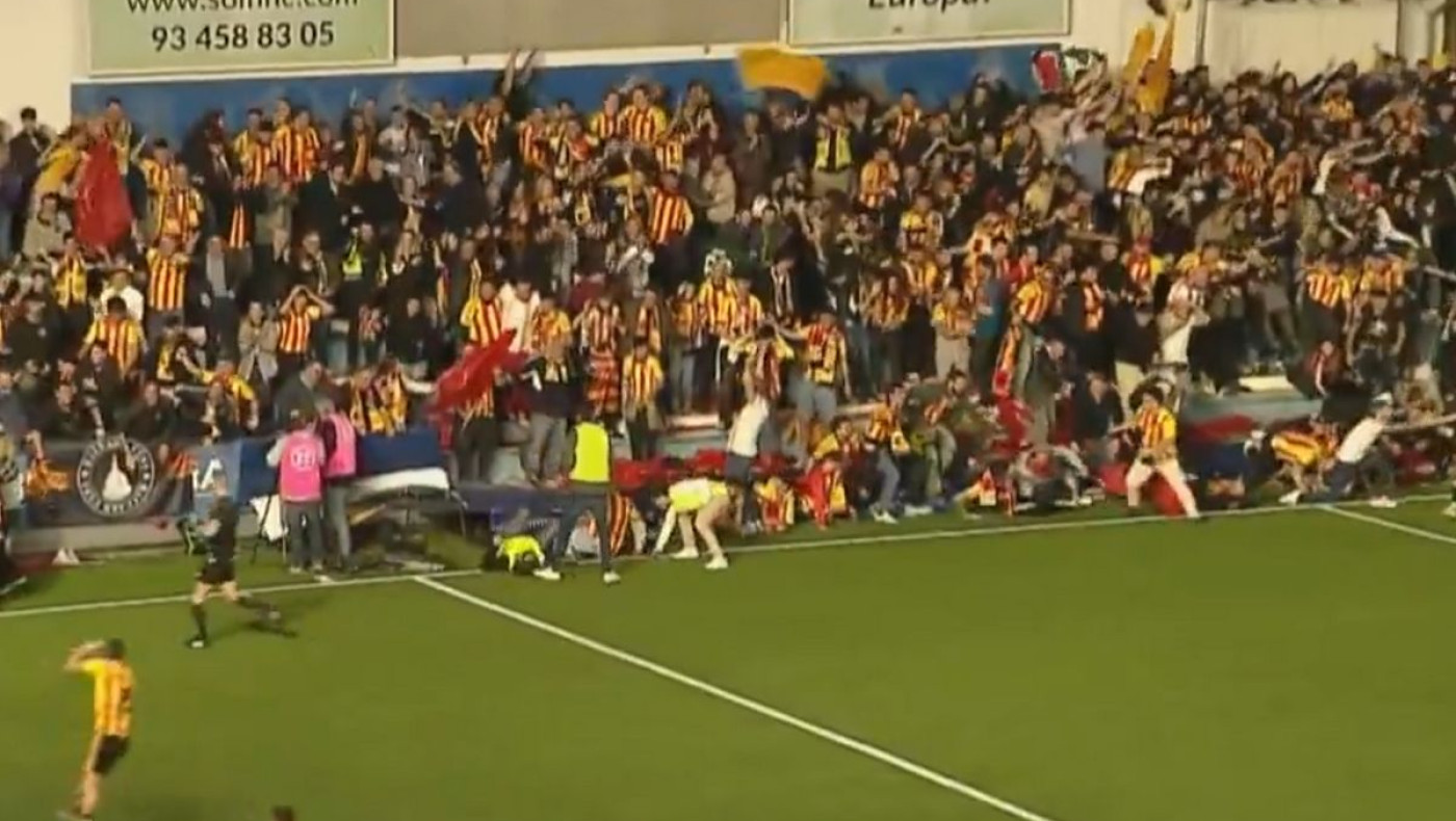 Κατέρρευσε κερκίδα σε παιχνίδι τέταρτης κατηγορίας στην Ισπανία!