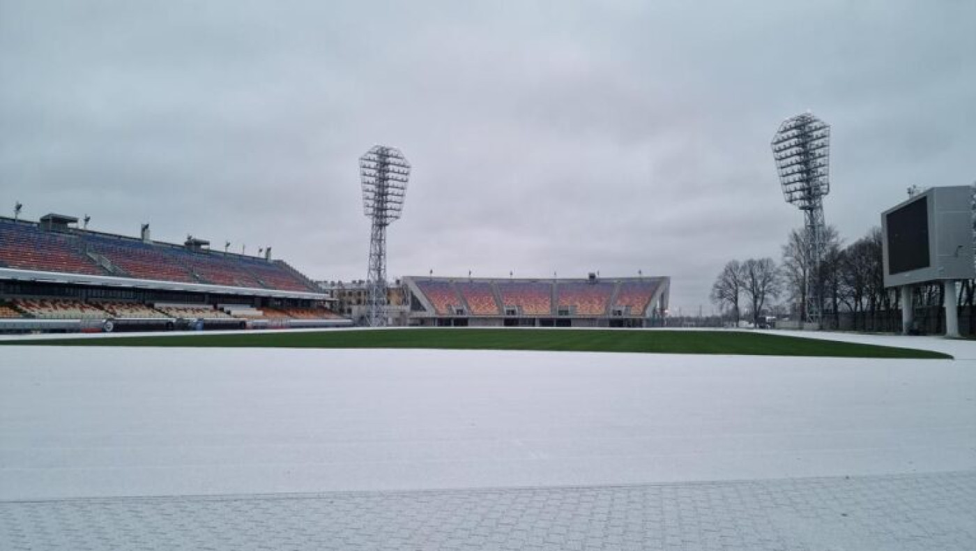 Καλύφθηκε με χιόνι το γήπεδο της Ρίγα, προσεχούς αντιπάλου του ΠΑΟΚ