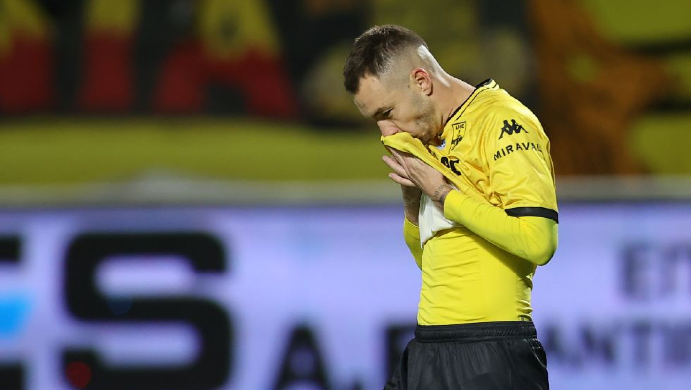 Ηταν κακός, τον «έφαγε» και η διαιτησία