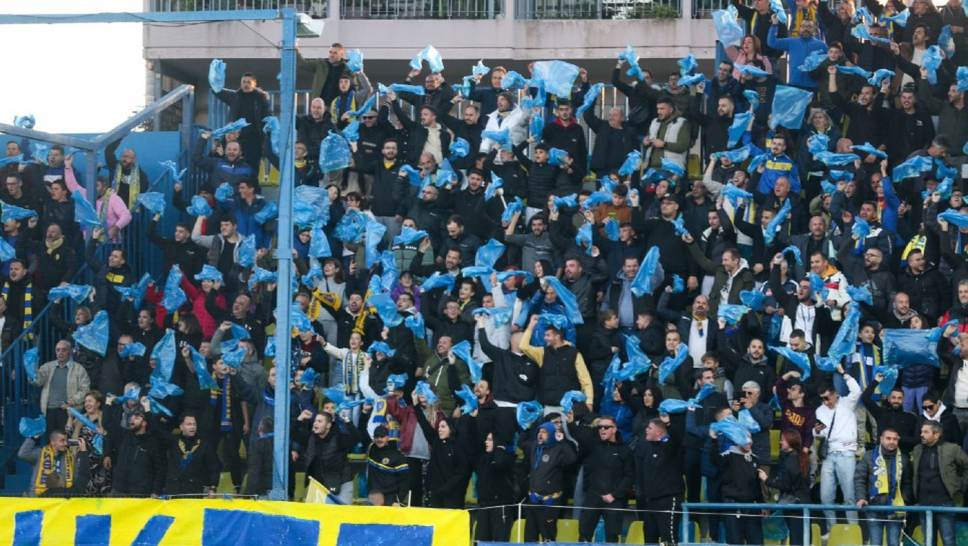 Γιατί οι οπαδοί του Παναιτωλικού σήκωσαν γαλάζιες σακούλες στο γήπεδο;