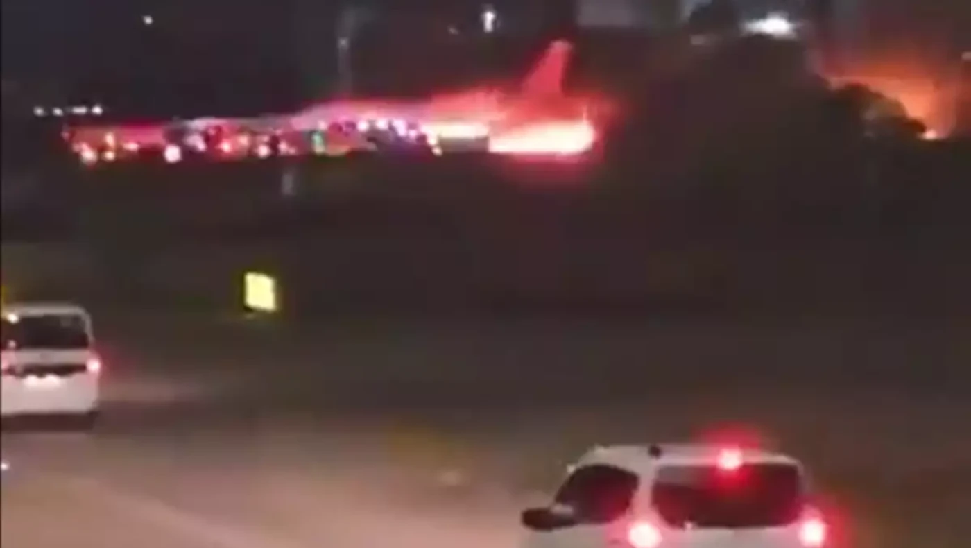 Τουρκία: Στις φλόγες ο κινητήρας επιβατικού αεροσκάφους ρωσικής κατασκευής μετά την προσγείωσή του