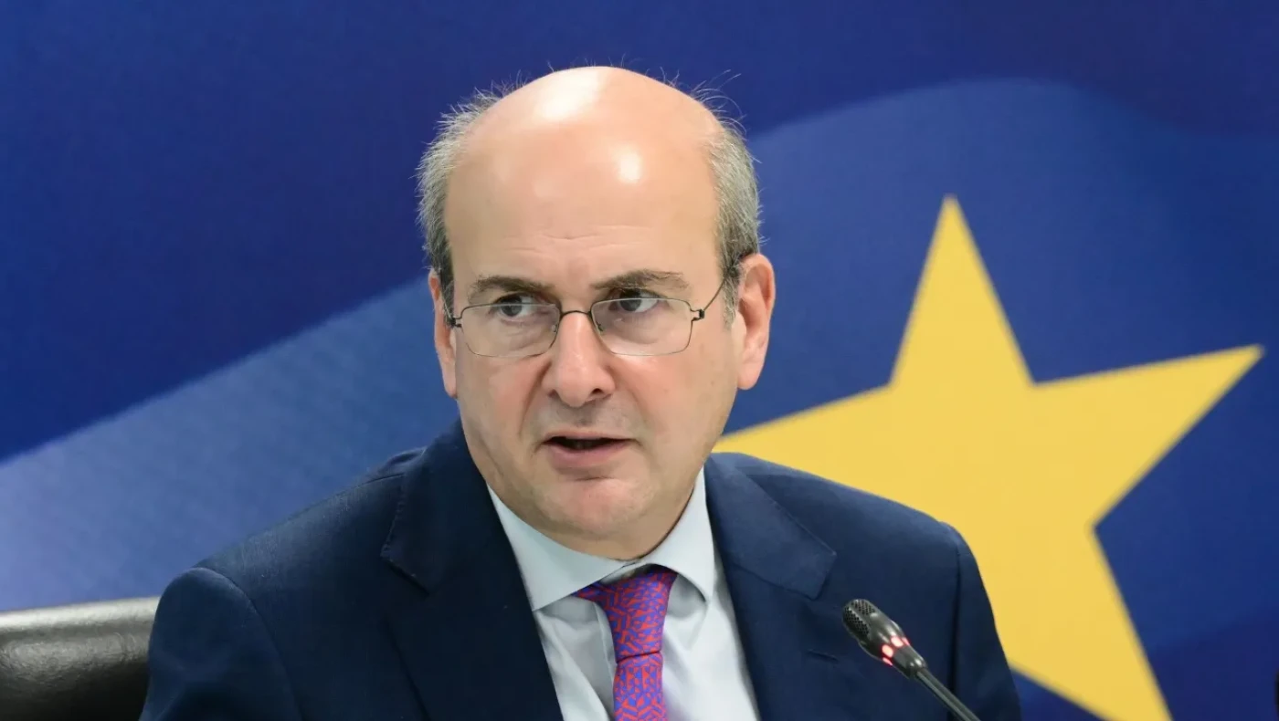 Χατζηδάκης: Έρχεται μείωση 50% στις προμήθειες των τραπεζών