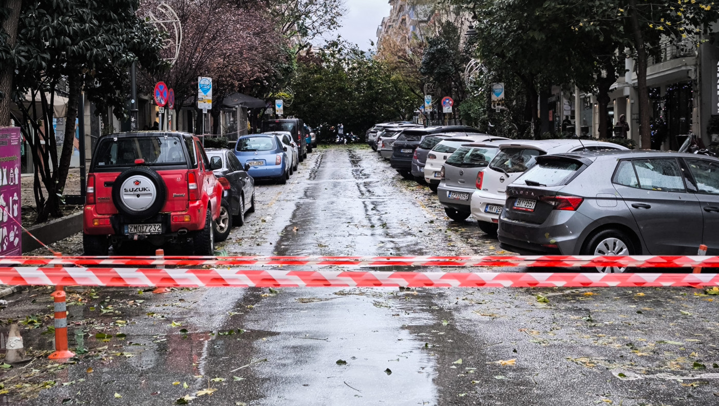 Θεσσαλονίκη: Μήνυμα του 112 για Πυλαία-Χορτιάτη, μαζικές πτώσεις δέντρων στην πόλη