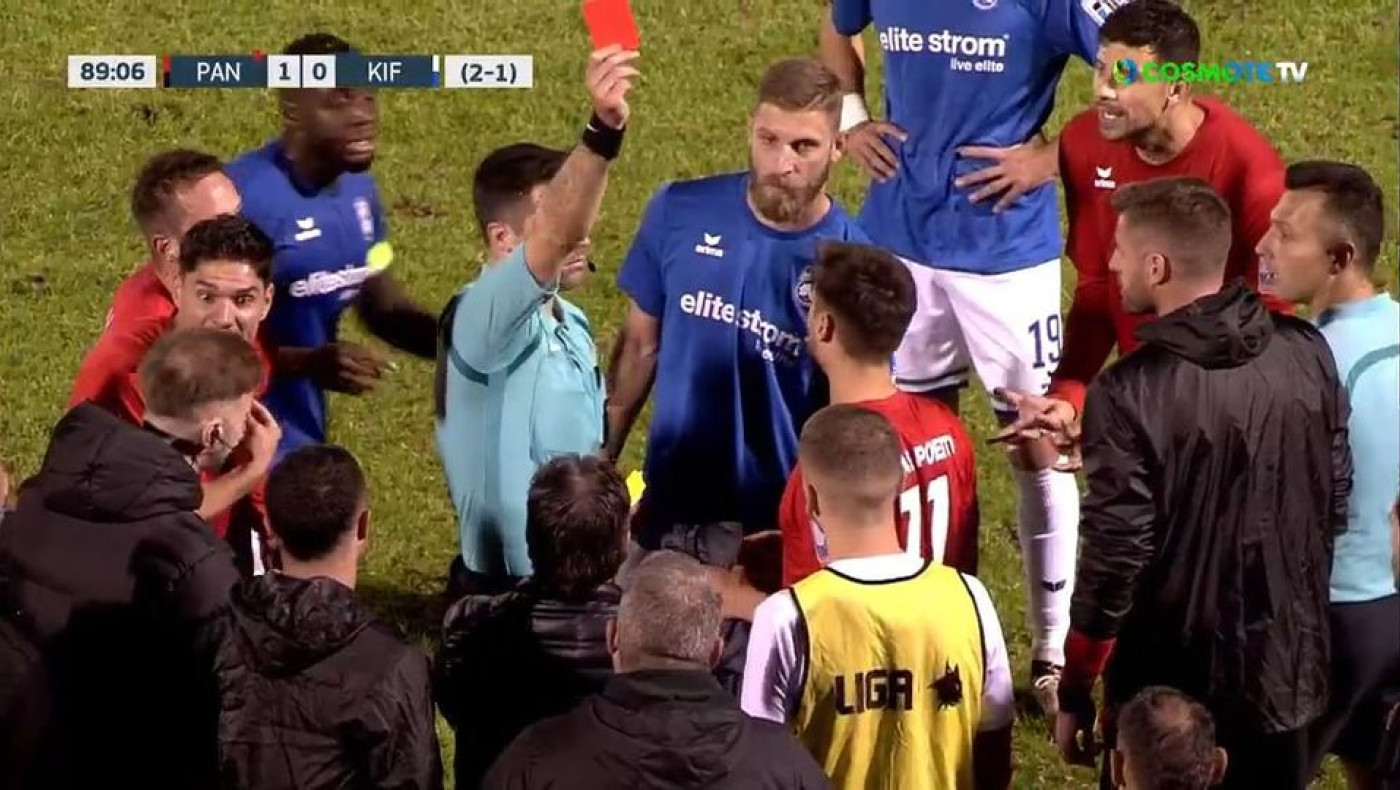 Η Παναχαϊκή δέχθηκε κόκκινη και συνέχισε να παίζει με... παίκτη παραπάνω!