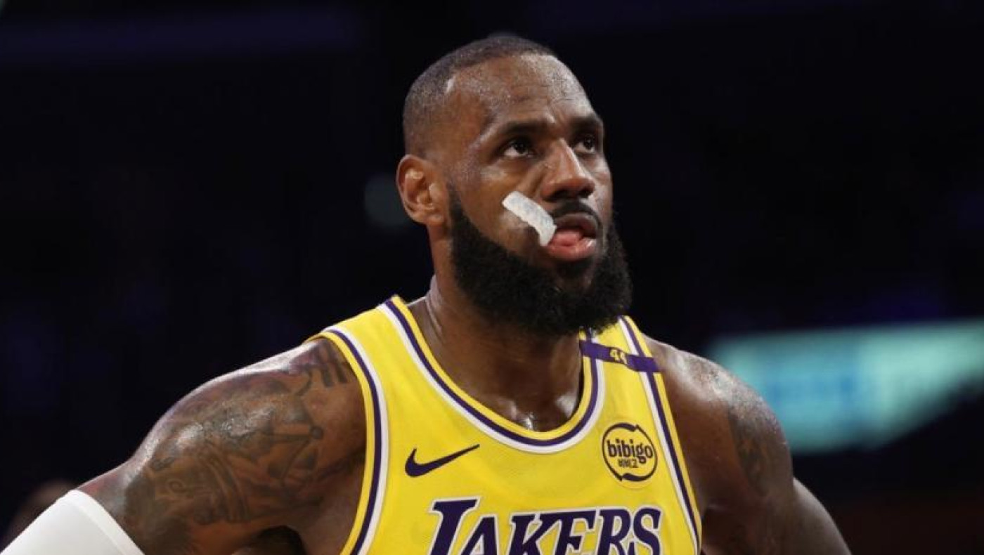 Έξαλλος ο Λεμπρόν με δημοσιογράφο για τα περί κόντρας με τον Ντέιβις