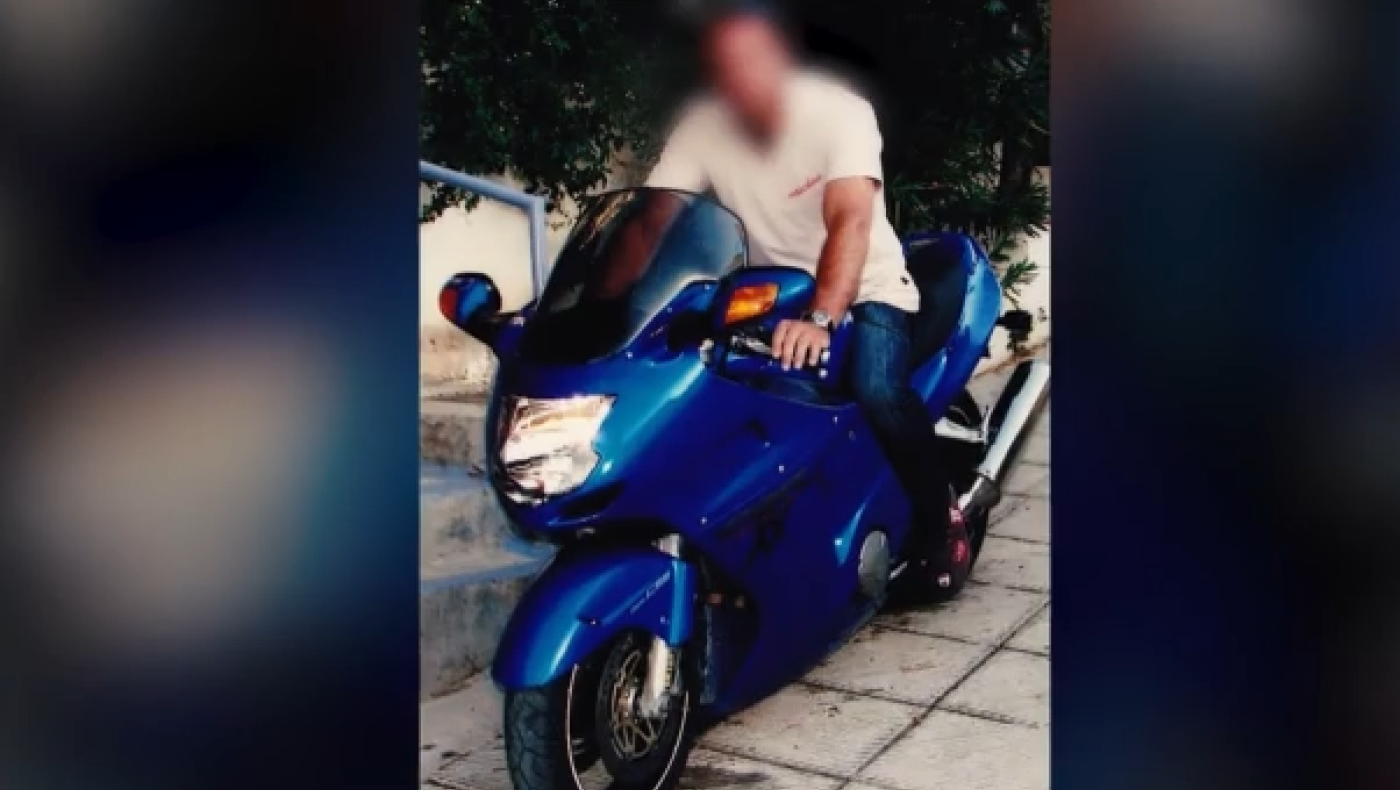 Aστυνομικός της Βουλής: Έβγαλε φωτογραφίες μπροστά σε χριστουγεννιάτικο δέντρο!