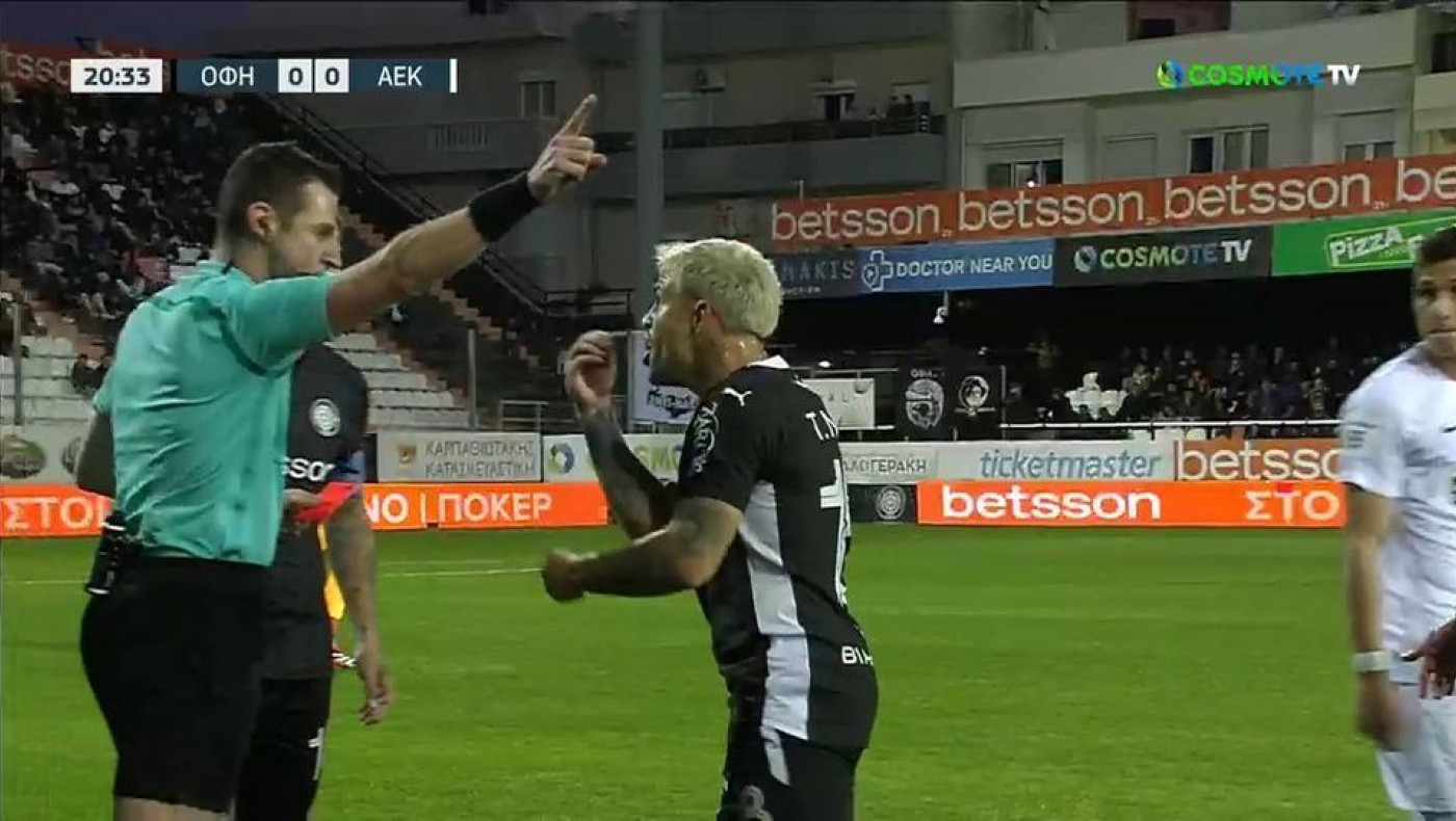 ΟΦΗ-ΑΕΚ: Αποβολή του Νους με παρέμβαση του VAR για χτύπημα στον Οντουμπάτζο