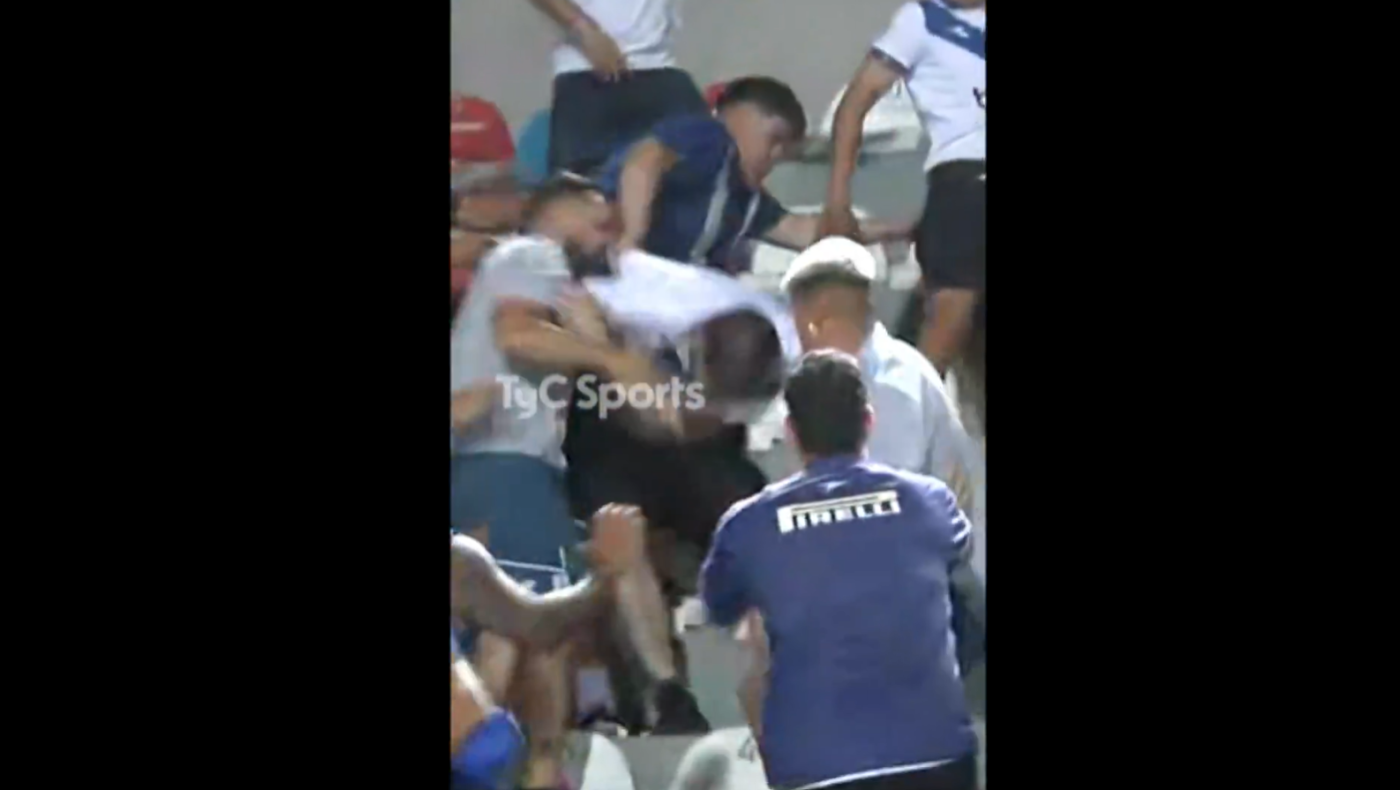 Αργεντινή: Απίστευτο ξύλο ποδοσφαιριστών σε οπαδούς-«Έσωσαν» τις οικογένειές τους!