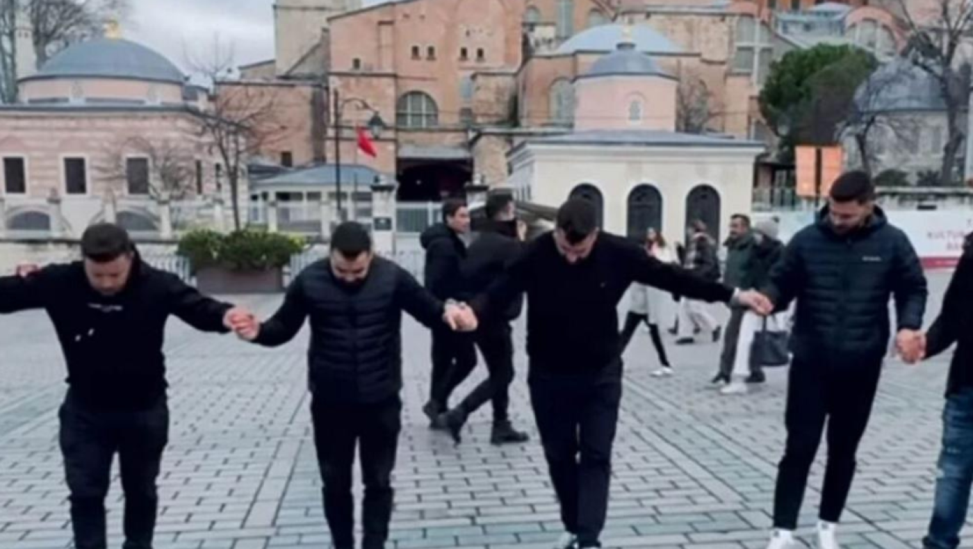 Κρητικοί χόρεψαν συρτό έξω από την Αγιά Σοφιά