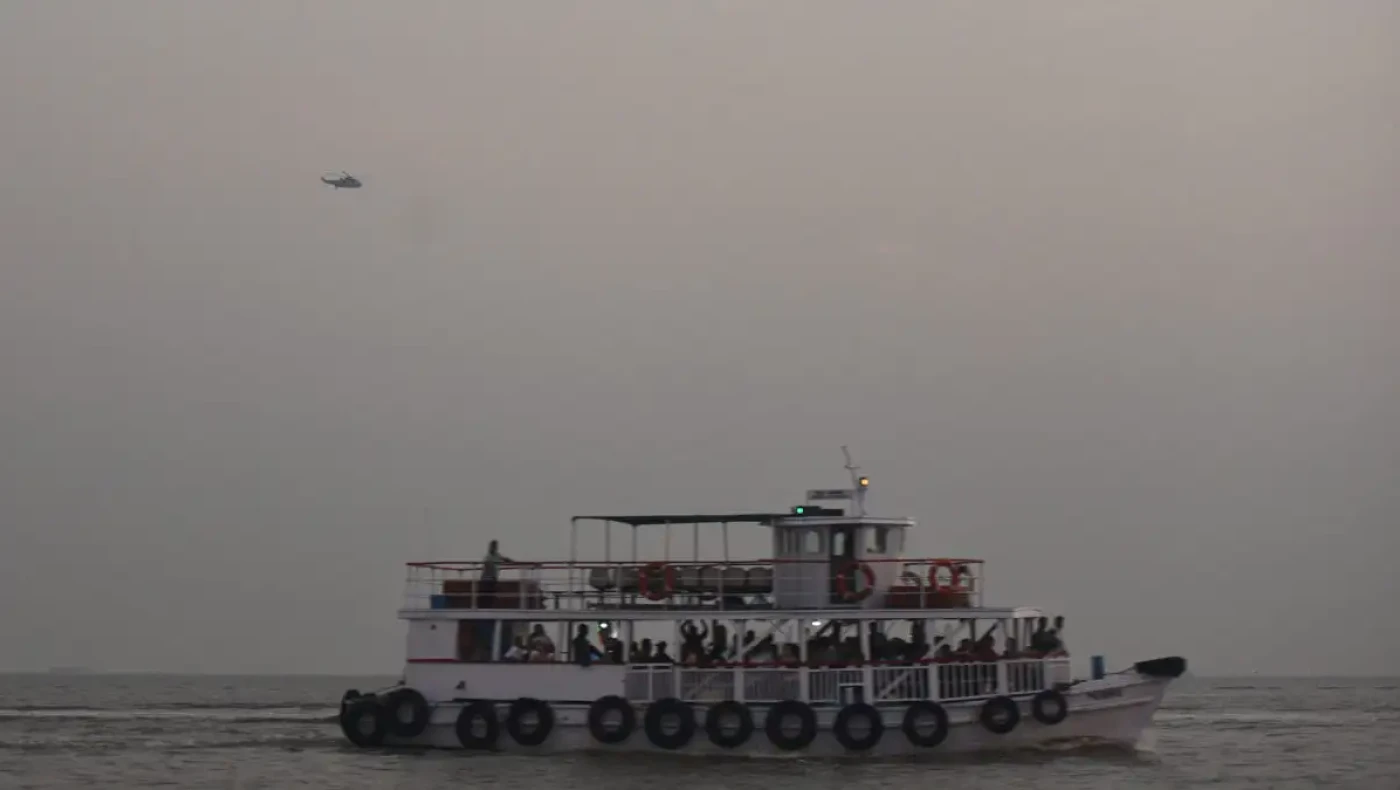 Η στιγμή που ταχύπλοο του ινδικού Πολεμικού Ναυτικού εμβολίζει πλοίο με τουρίστες σκοτώνοντας 13 ανθρώπους