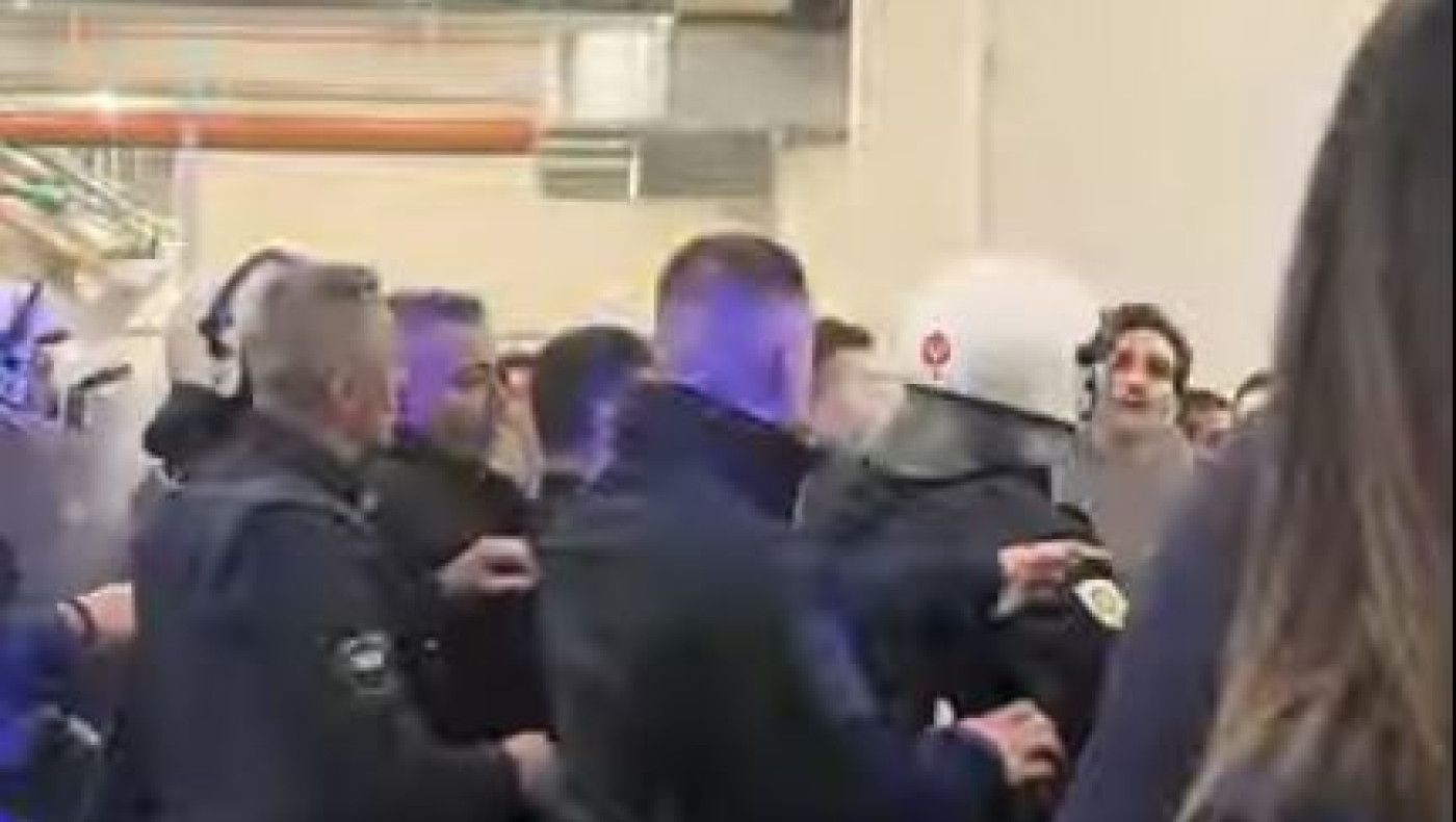 Επίθεση οπαδών της ΑΕΚ στην αποστολή του ΠΑΟΚ - Έντονη αντίδραση των παικτών (vids)