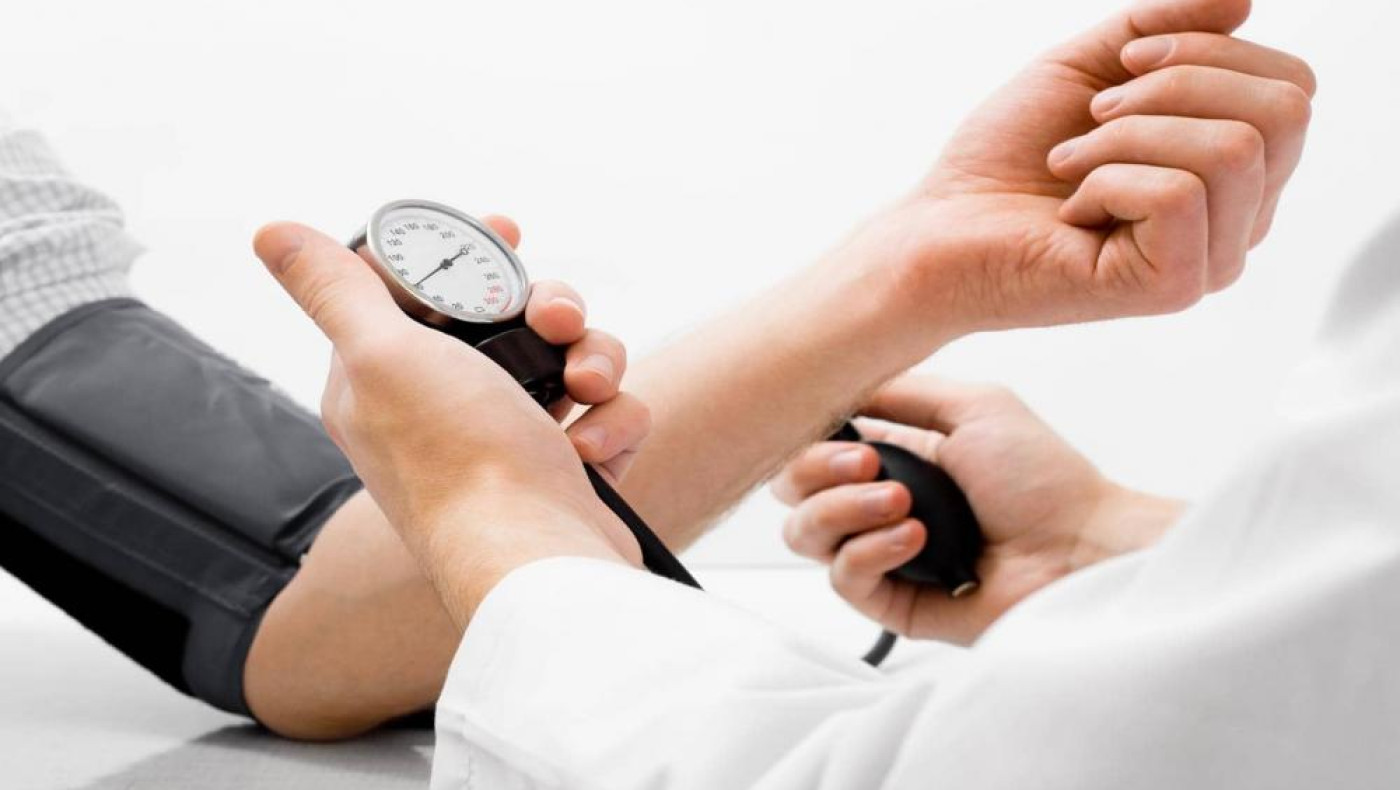 Πίεση: Το λάθος στη θέση του χεριού που πρέπει να αποφεύγουμε όταν τη μετράμε στο σπίτι