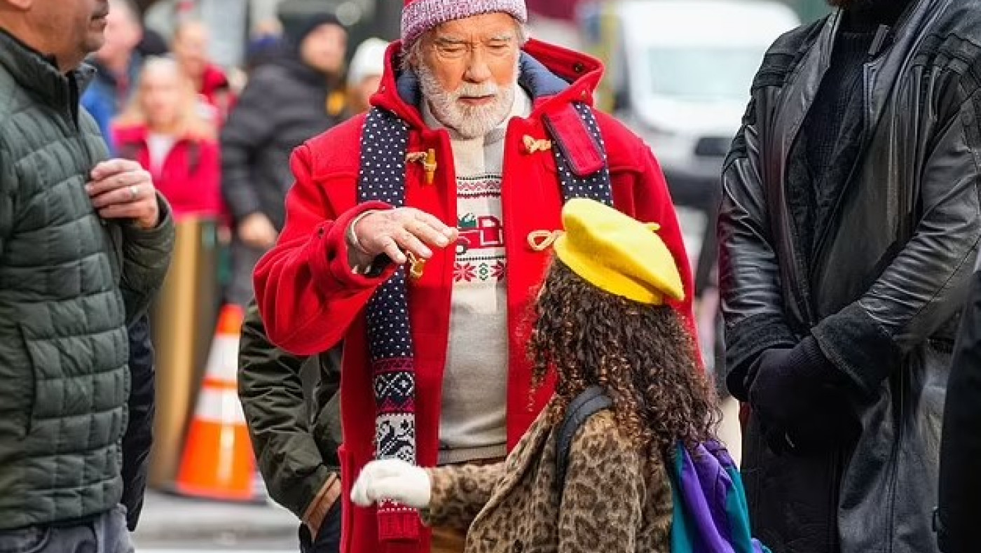 Αγνώριστος o Άρνολντ Σβαρτσενέργκερ-Με άσπρη γενειάδα και ως Άγιος Βασίλης (vid)