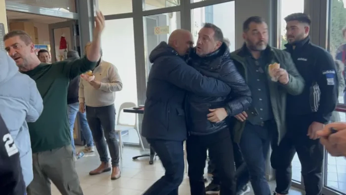 Άγρια επίθεση στον Αγοραστό από συγγενείς θυμάτων των Τεμπών