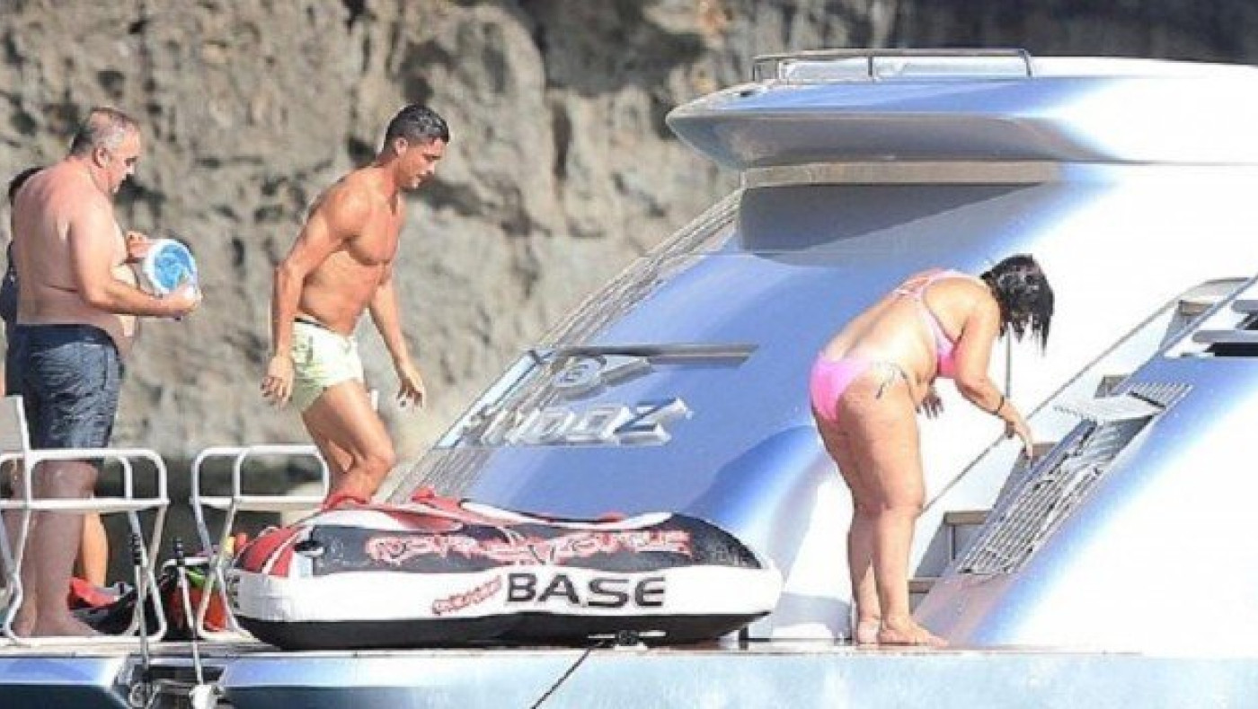 Στην  Ίμπιζα  με  τη  μαμά  του  ο  Κριστιάνο! (pics)