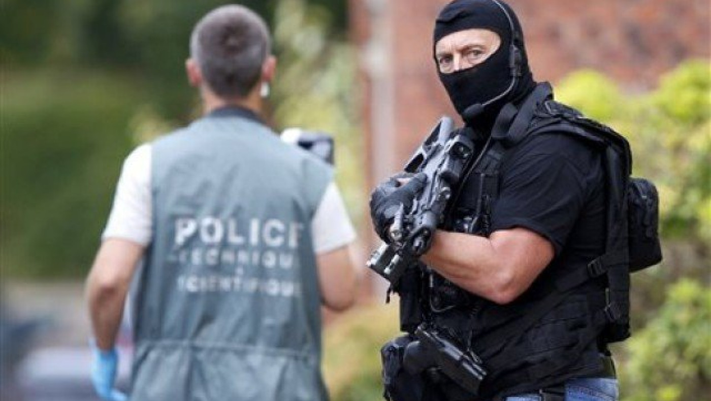 Γαλλία: Οι δράστες «ανάγκασαν τον ιερέα να γονατίσει» πριν τον σφάξουν