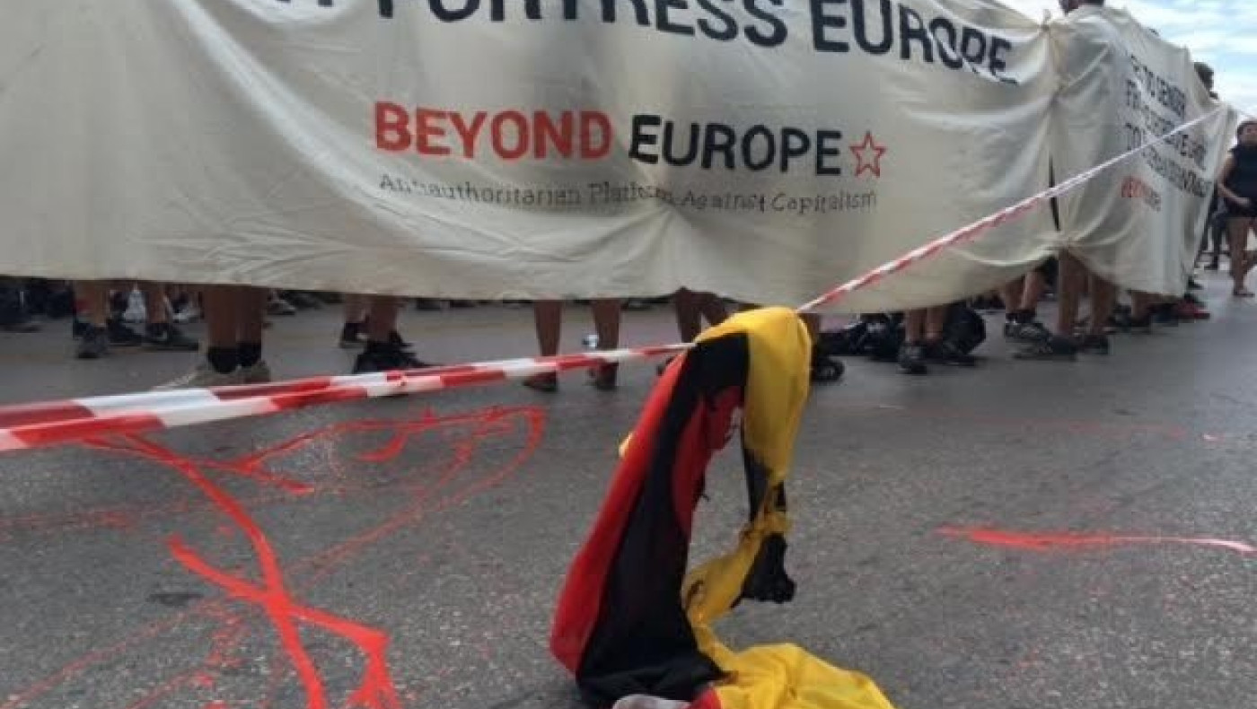 ΤΩΡΑ: Αναρχικοί έκαψαν τη γερμανική σημαία στο γερμανικό προξενείο