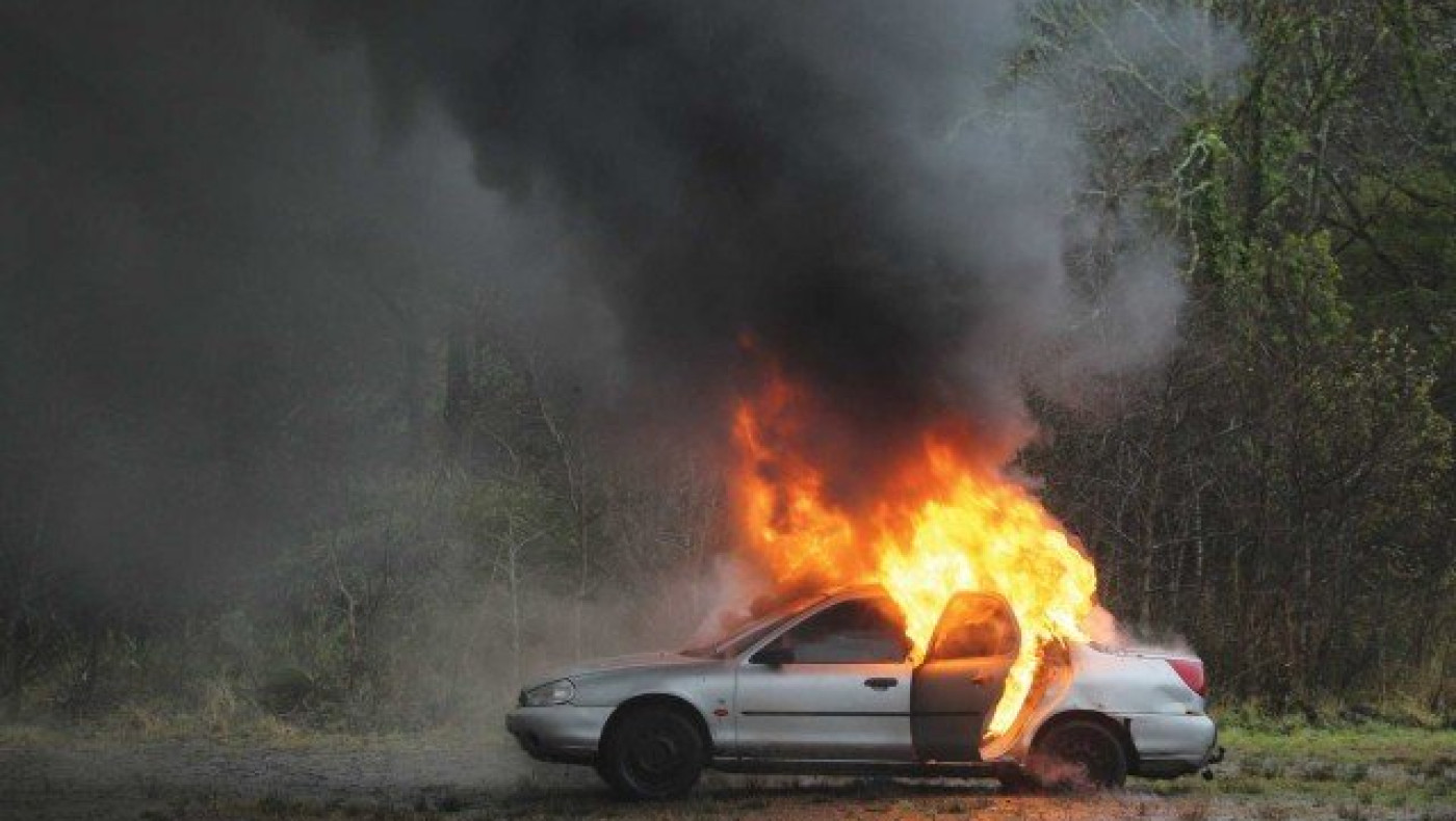 Θεσσαλονίκη - ΕΚΤΑΚΤΟ: Αυτοκίνητο τυλίχτηκε στις φλόγες στο Δερβένι