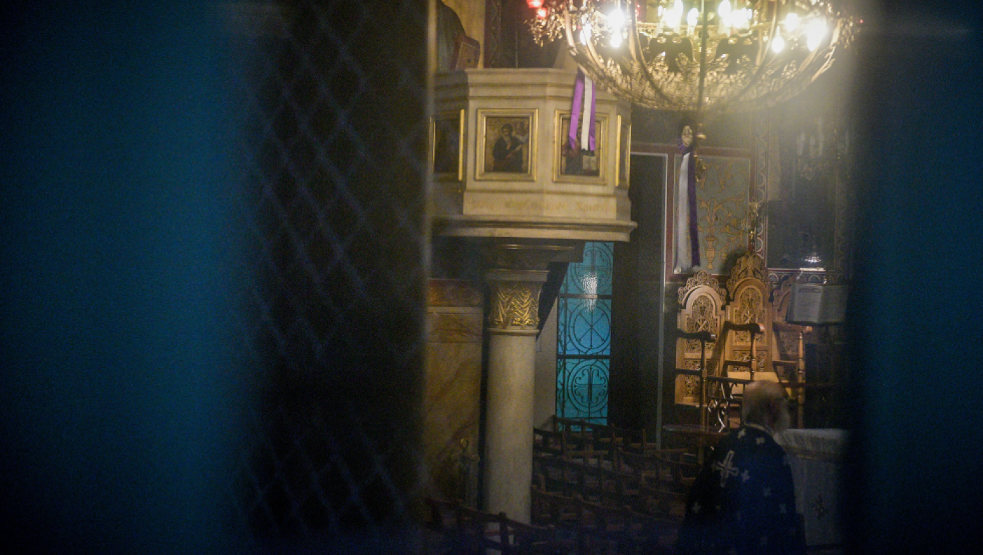 Τα έκανε «άνω-κάτω» σε κηδεία: Xόρευε δίπλα στο φέρετρο, «έπαιζε» με τα γένια των παπάδων