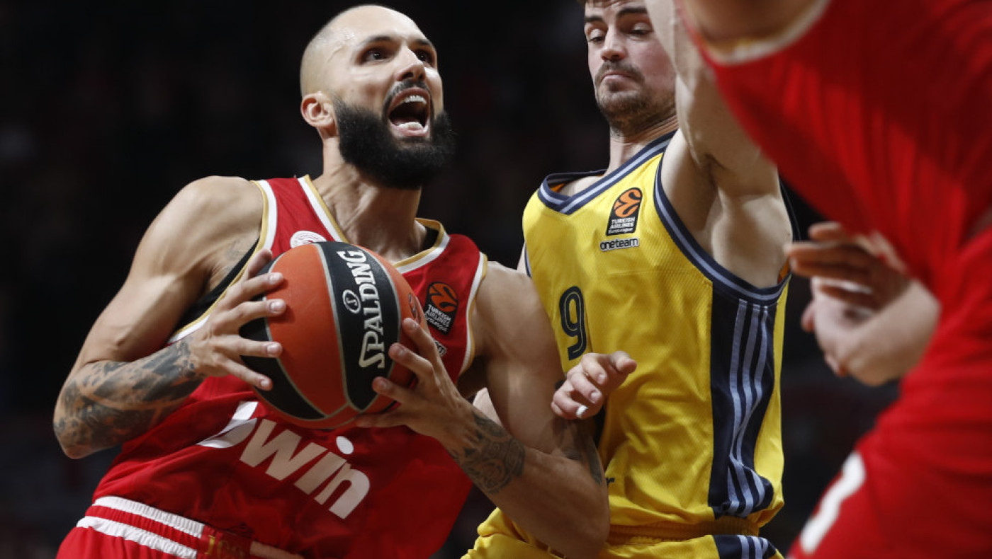 Ο Ολυμπιακός απέφυγε τη μπανανόφλουδα της Άλμπα... με Φουρνιέ