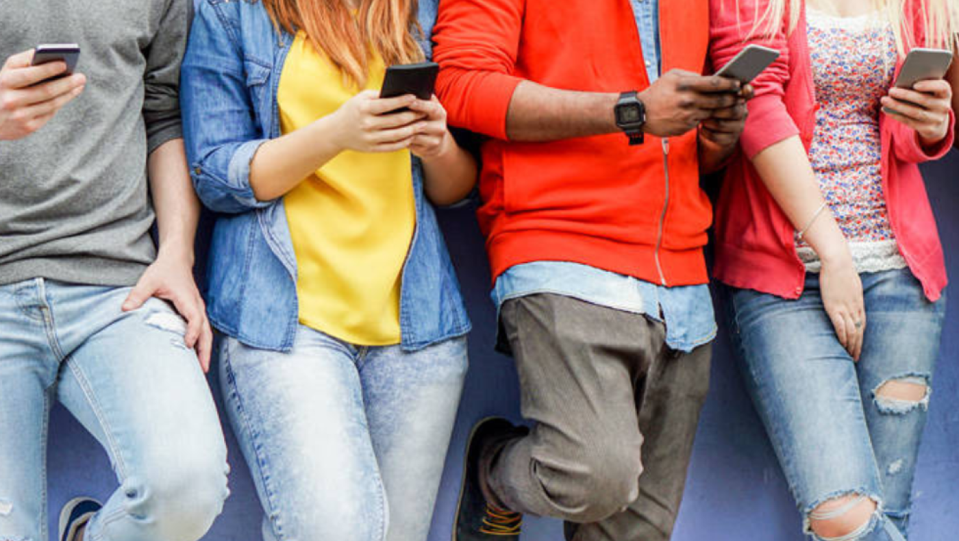 Ένα στους δύο νέους αισθάνεται εθισμένος στα social media