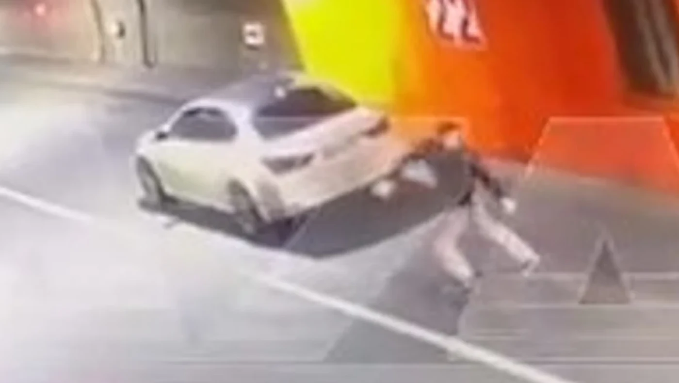 Συγκλονιστικό τροχαίο σε τούνελ: ΙΧ παρέσυρε οδηγό που κατέβηκε λόγω βλάβης!