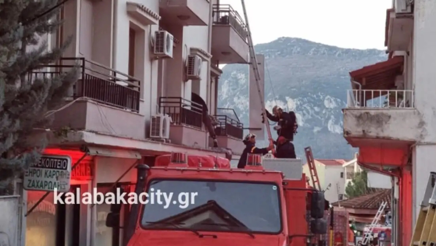 Απεγκλωβίζονται άνθρωποι από ξενοδοχείο στην Καλαμπάκα που πήρε φωτιά