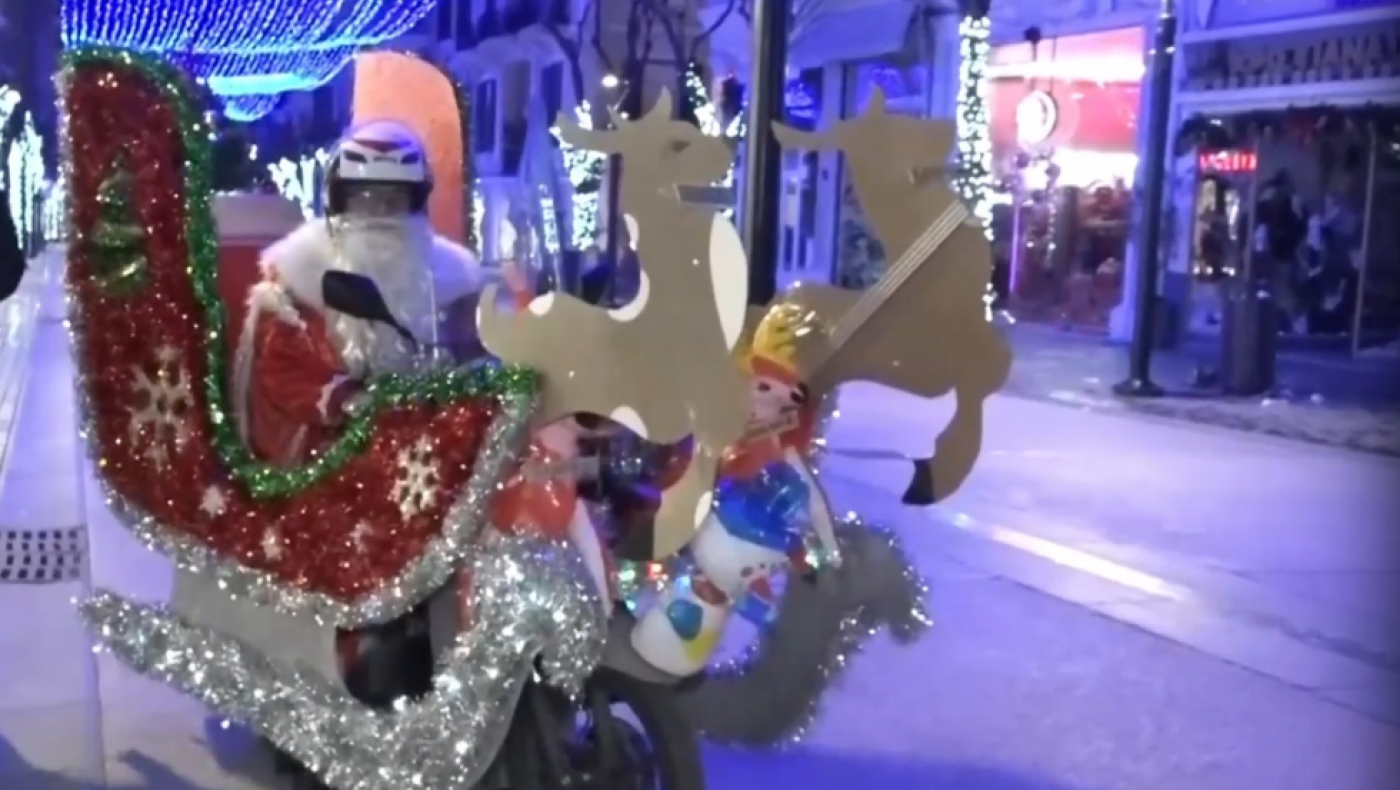 Θεσσαλονίκη: Ντελιβεράς μετέτρεψε το μηχανάκι του σε έλκηθρο – Παραδίδει παραγγελίες ντυμένος Άη Βασίλης