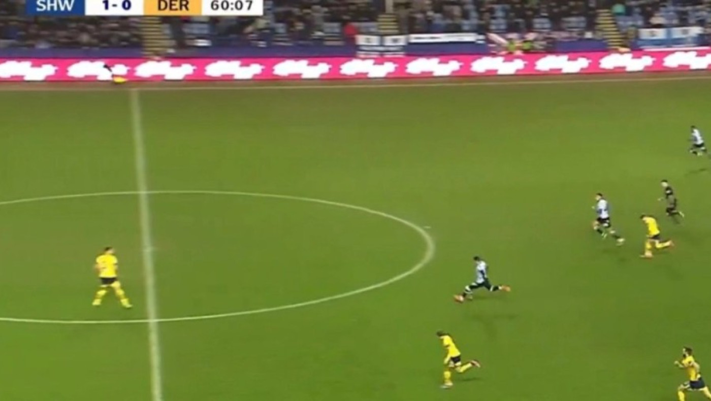 Γκολάρα στο Championship Αγγλίας: Κρέμασε τον γκολκίπερ πίσω από το κέντρο