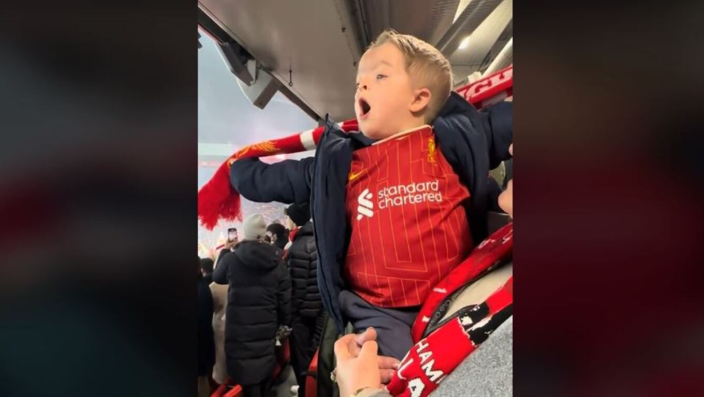 Λίβερπουλ: Τραγουδά και συγκινεί ο «κόκκινος» Άιζακ