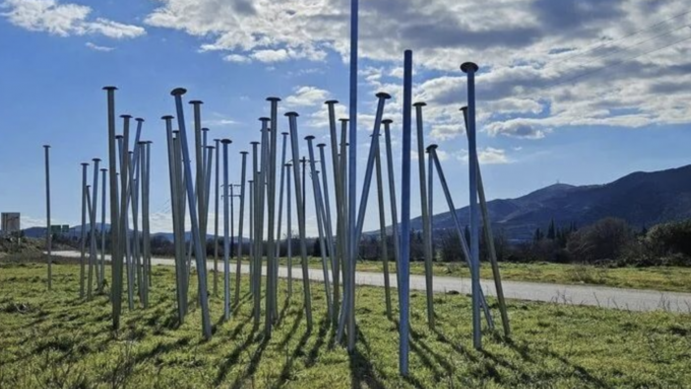 Τραγωδία των Τεμπών: Αφαίρεσαν τα 58 «καρφιά» του μνημείου