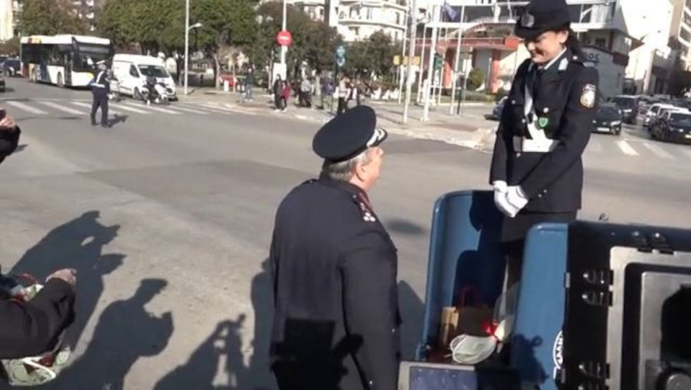 Παραμονή Πρωτοχρονιάς στη Θεσσαλονίκη: Το έθιμο με τον τροχονόμο στο βαρέλι