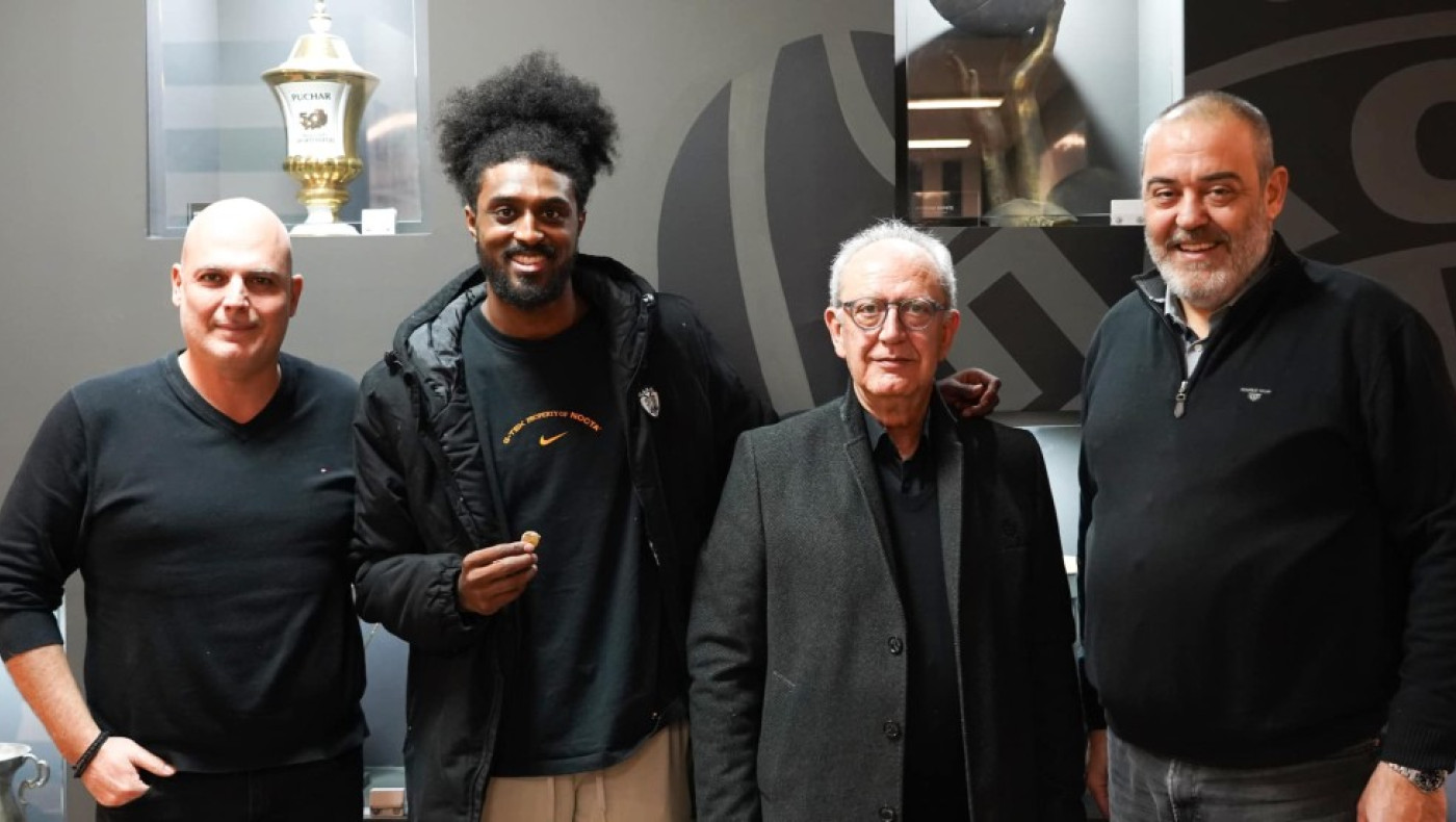 ΠΑΟΚ: Κοπή βασιλόπιτας με τον Χέντερσον να κερδίζει το φλουρί και ένα PS5