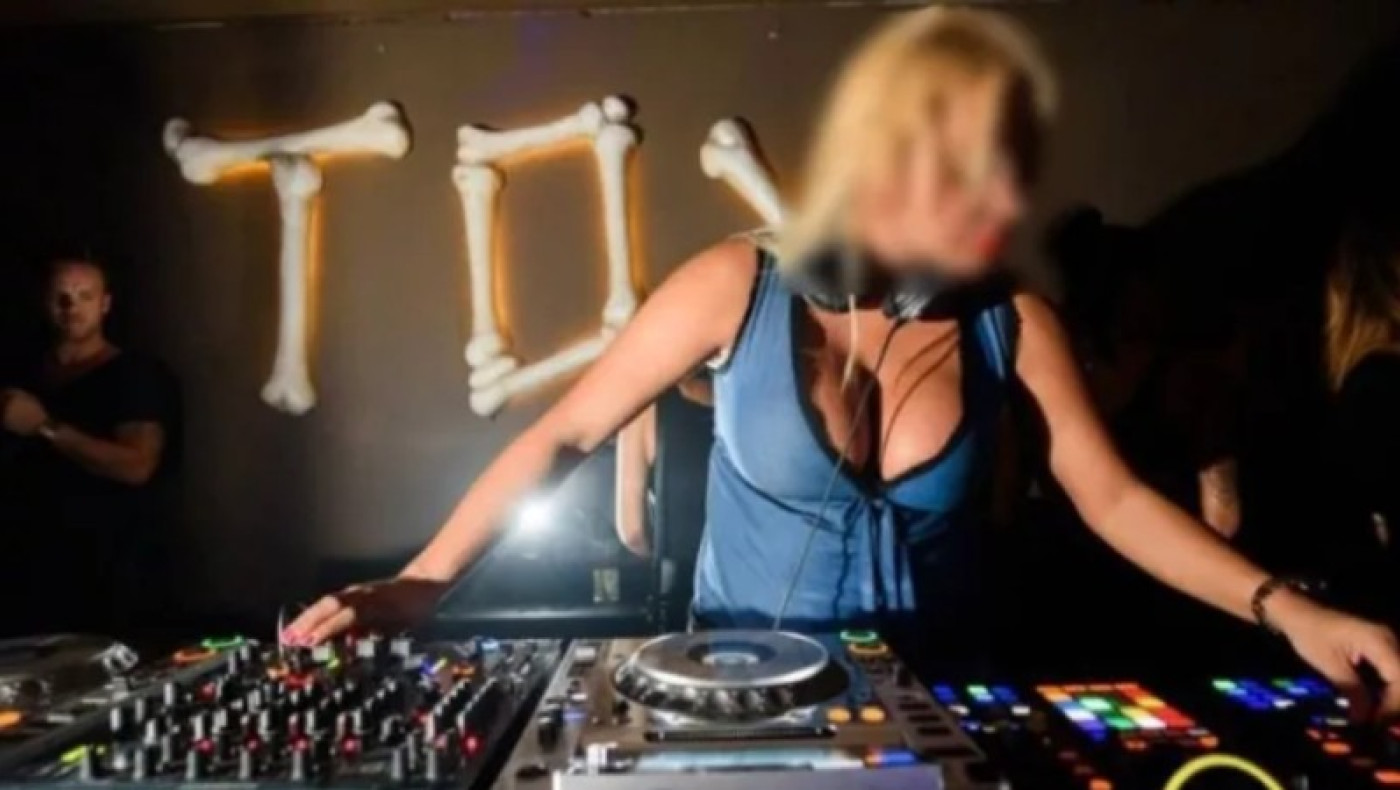 «Ήθελα να κάνω ένα πάρτι με ναρκωτικά και σ@ξ», λέει η DJ που συνελήφθη γυμνή σε βίλα