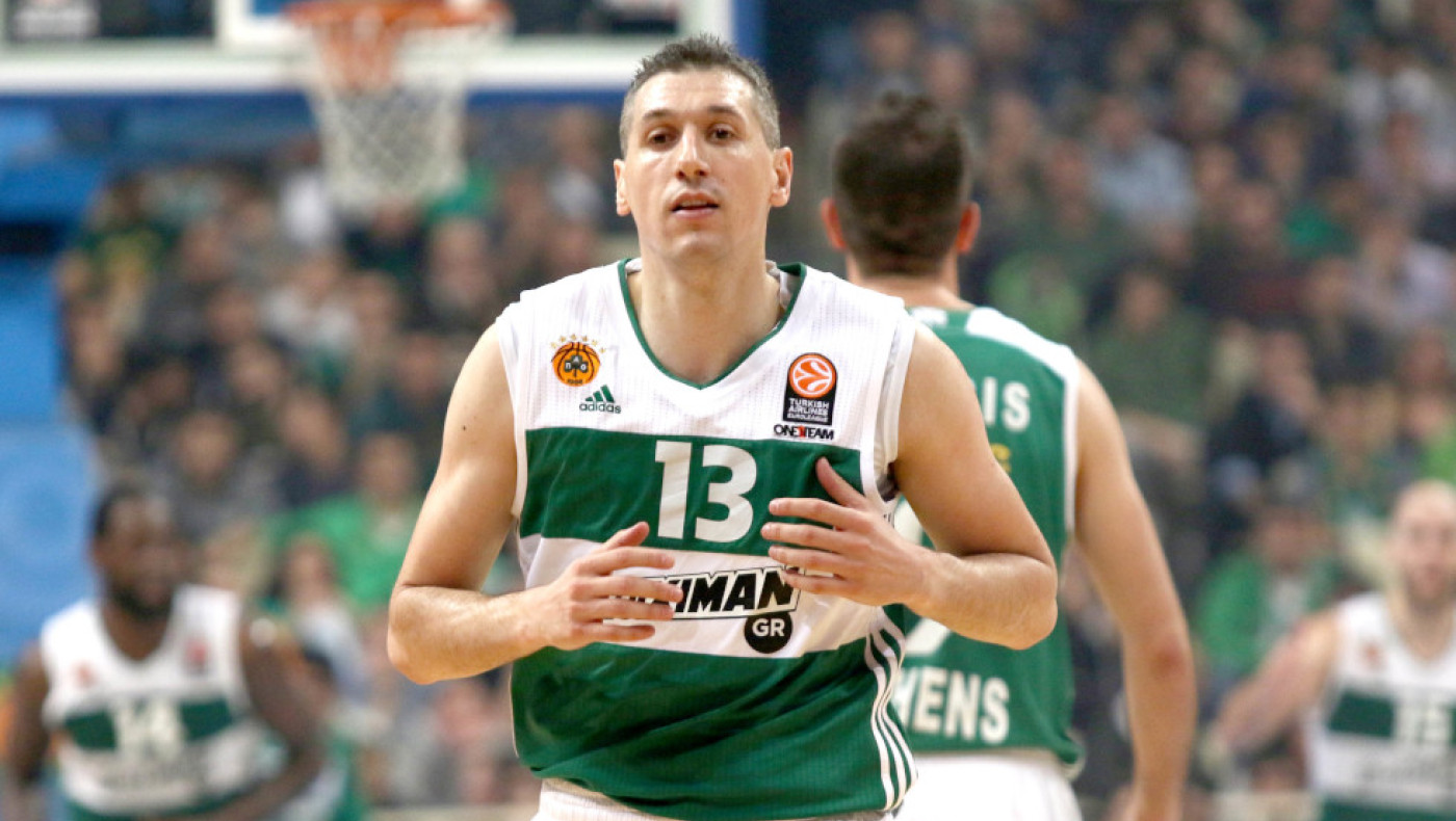 Διαμαντίδης: Τα μαγικά με την μπάλα μπροστά στα τρόπαια της UEFA