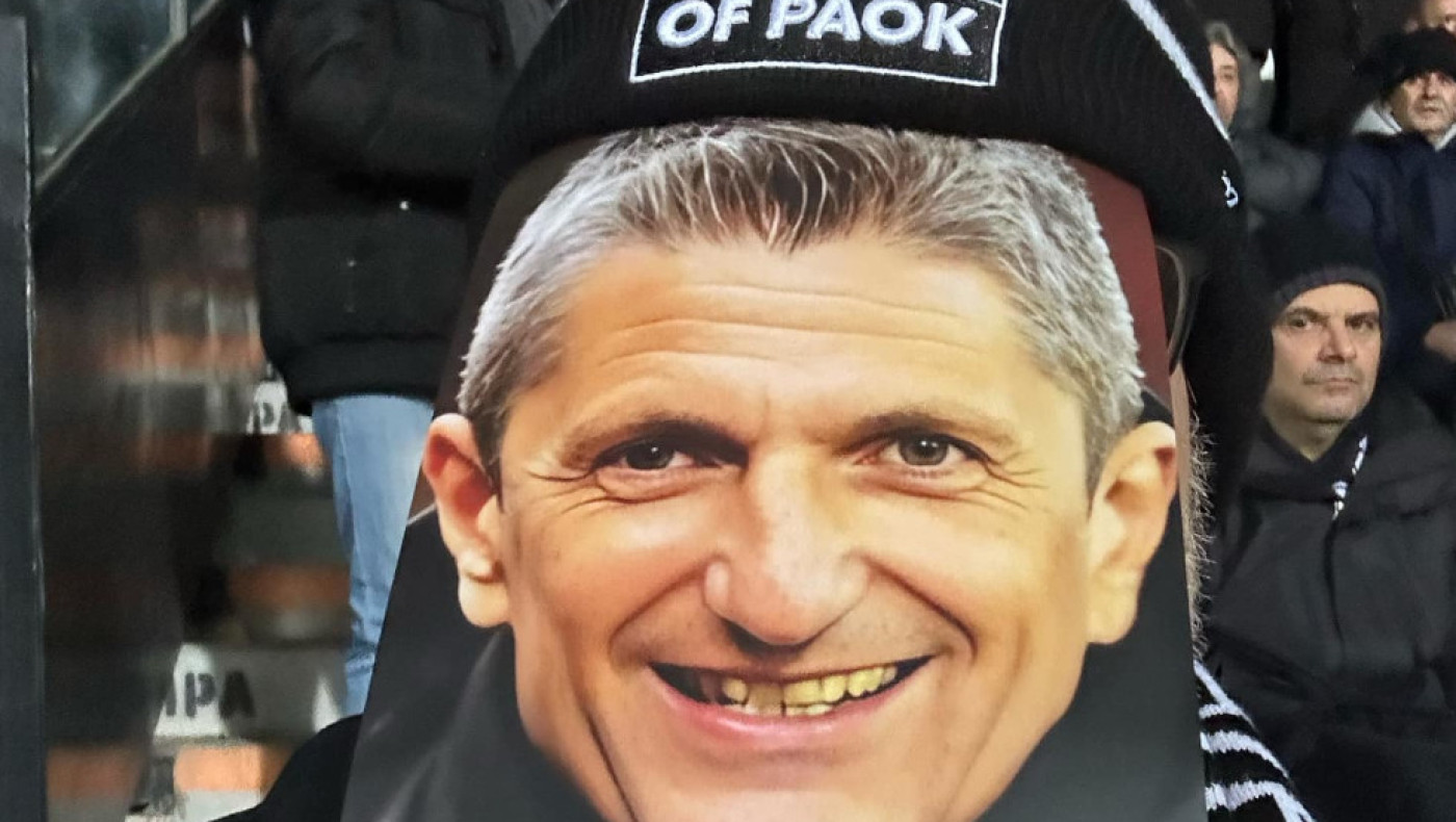 Οι οπαδοί τιμούν τον Λουτσέσκου... όπως το 2018 με τον Ιβάν Σαββίδη!
