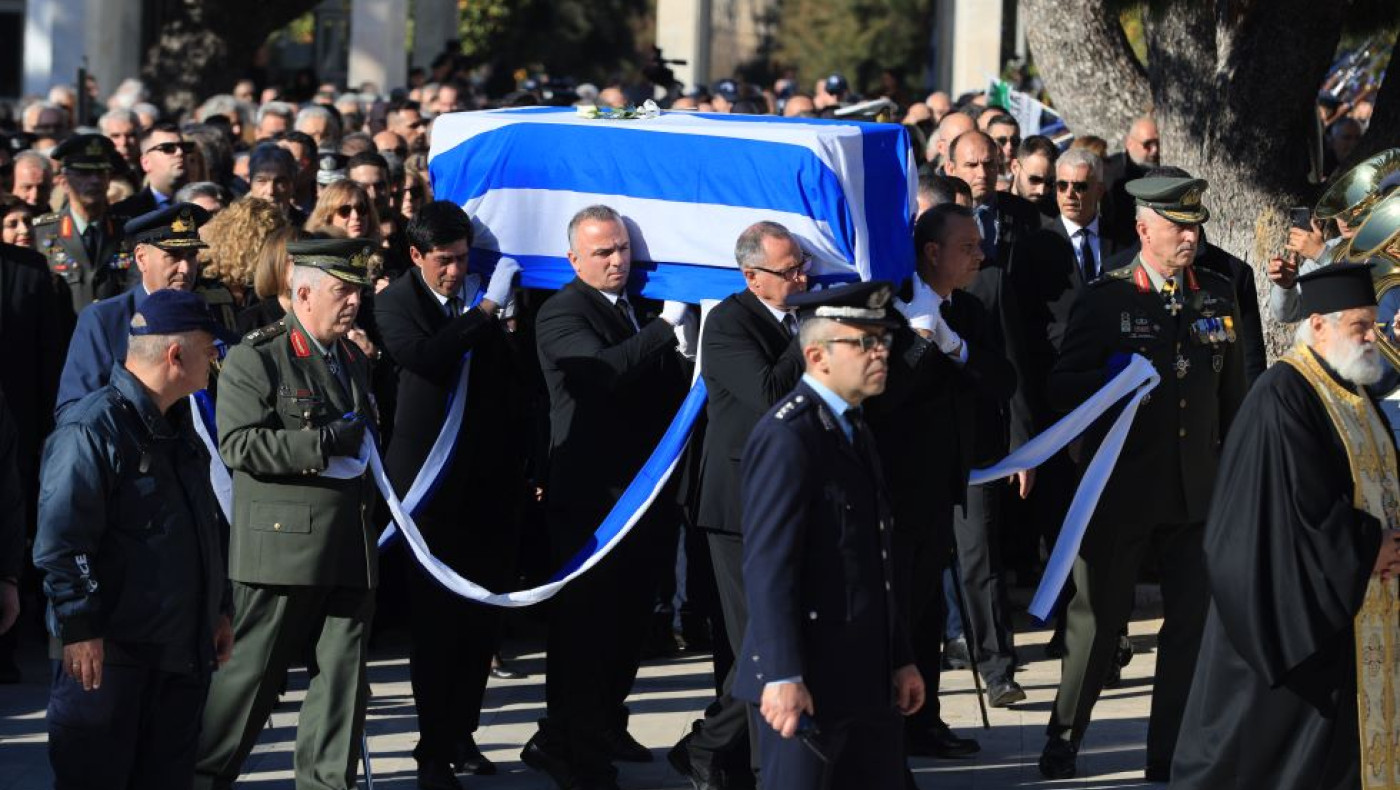 Με τιμές εν ενεργεία πρωθυπουργού αποχαιρέτησε η Ελλάδα τον Κώστα Σημίτη