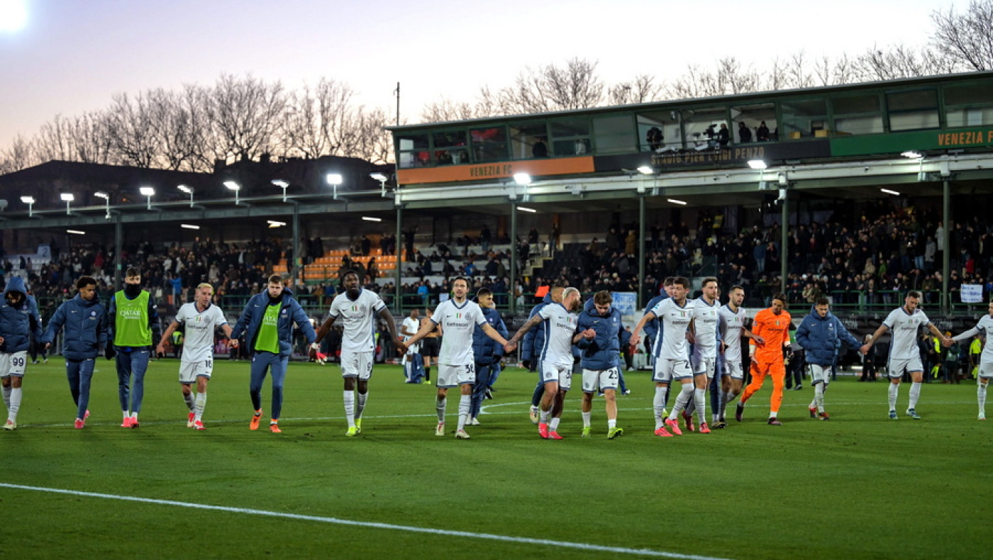 Serie A: Η Ίντερ πέρασε με «διπλό» (0-1) από τη Βενετία και αγγίζει την κορυφή